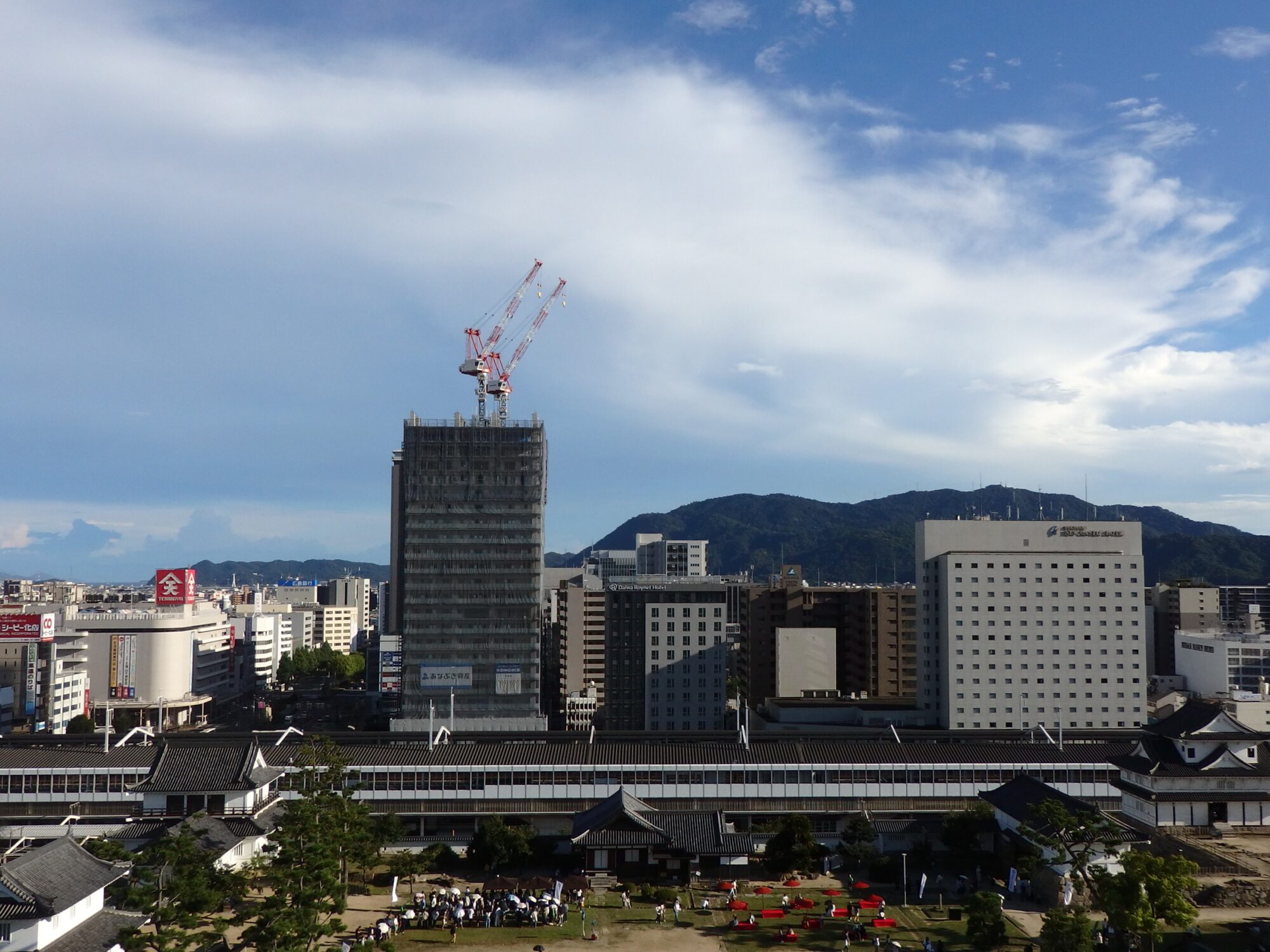 天守最上階の廻縁（まわりえん）から南方の眺め　左端に天満屋福山店（撮影 令和5年8月26日）