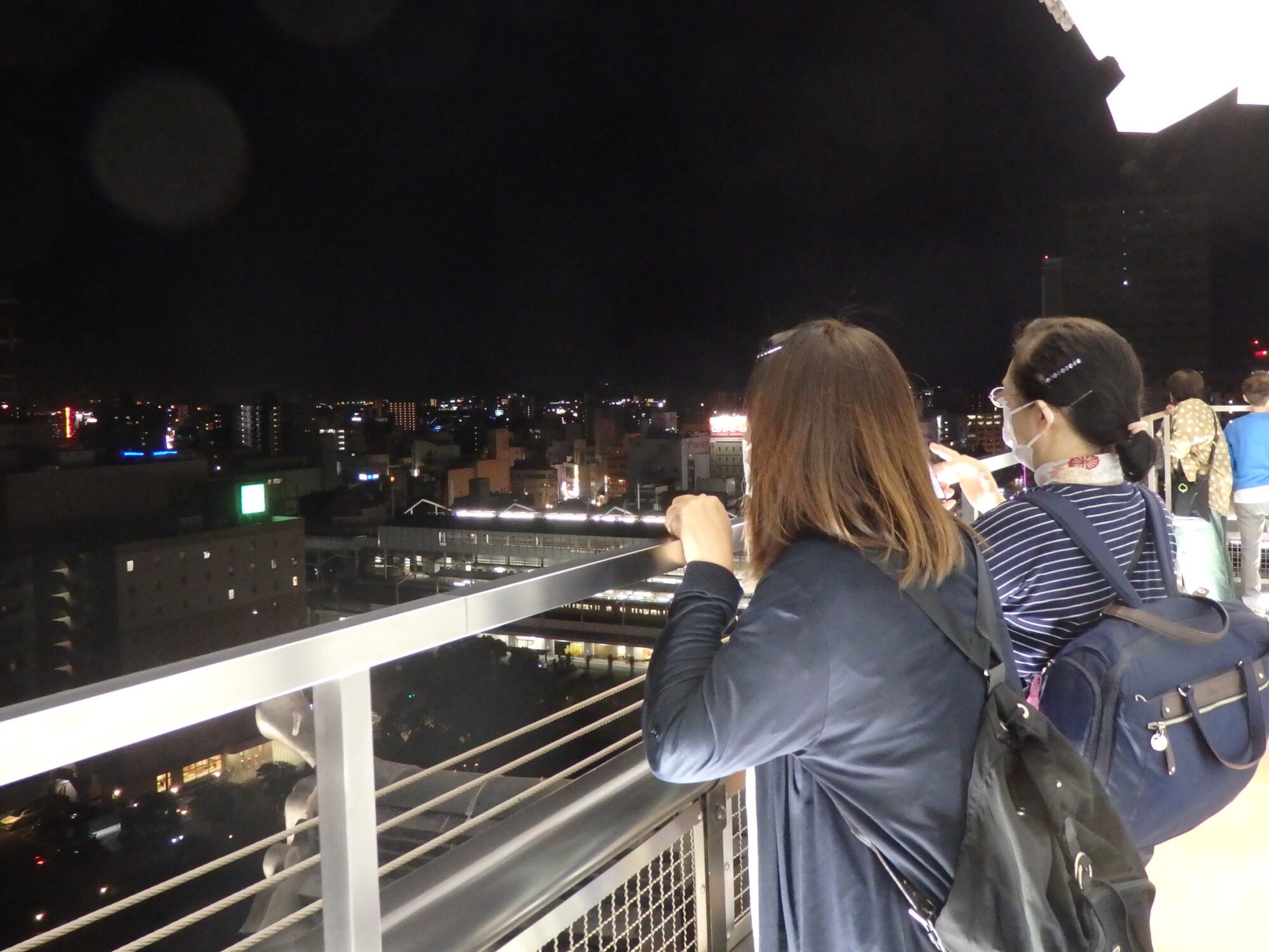 天空の間からの夜景を思い思いに楽しむ