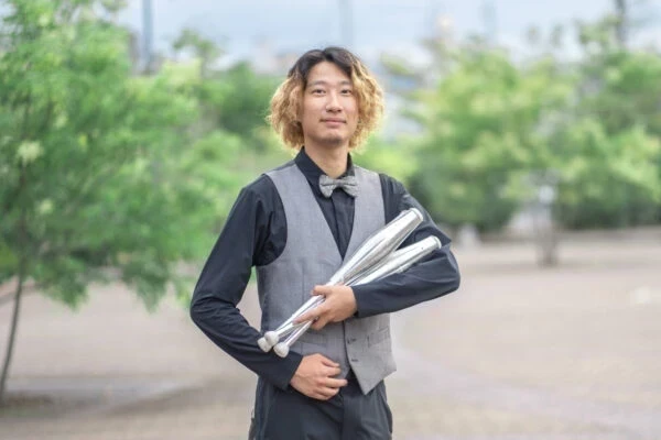 大道芸人 S4（エスフォー）～ 大道芸に魅了された小学生が世界に挑戦するまでの道のり