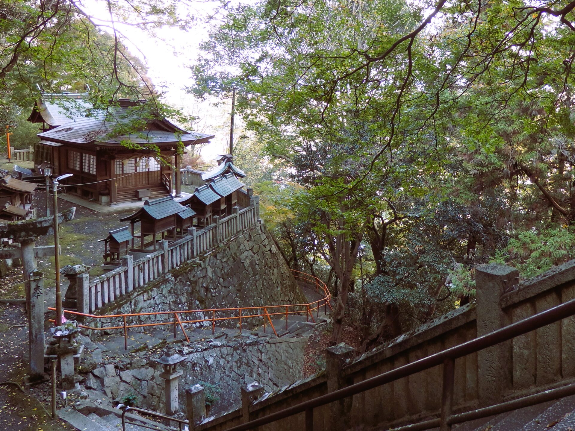 豊姫神社の境内から稲荷神社の眺め