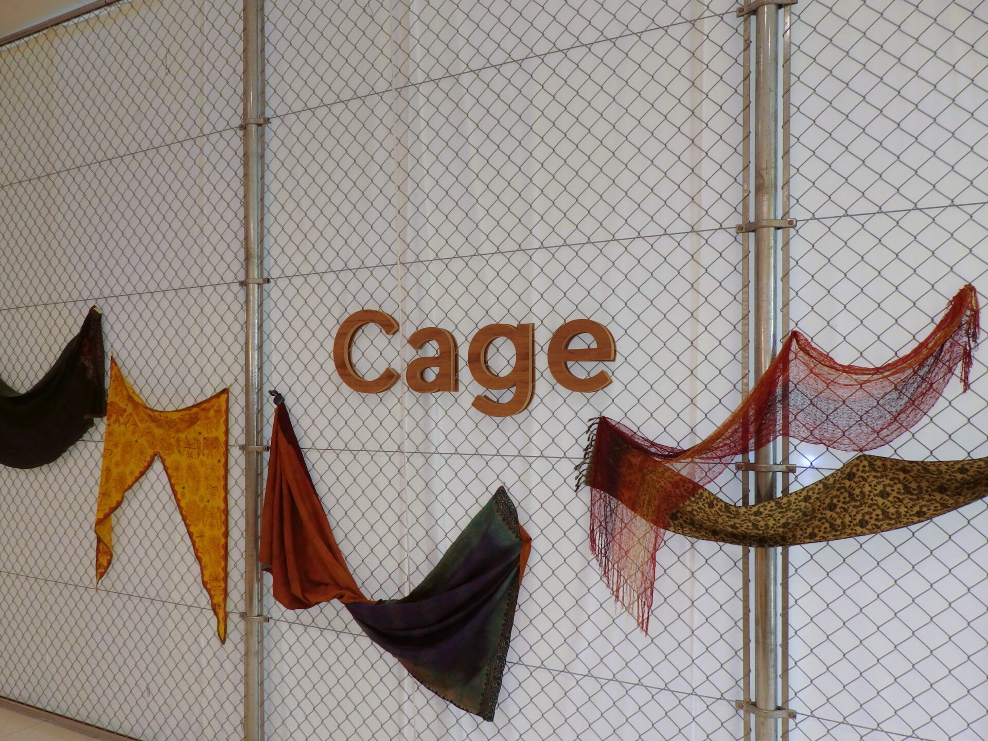 アラベスク模様の織物で装飾された iti SETOUCHI 「Cage」