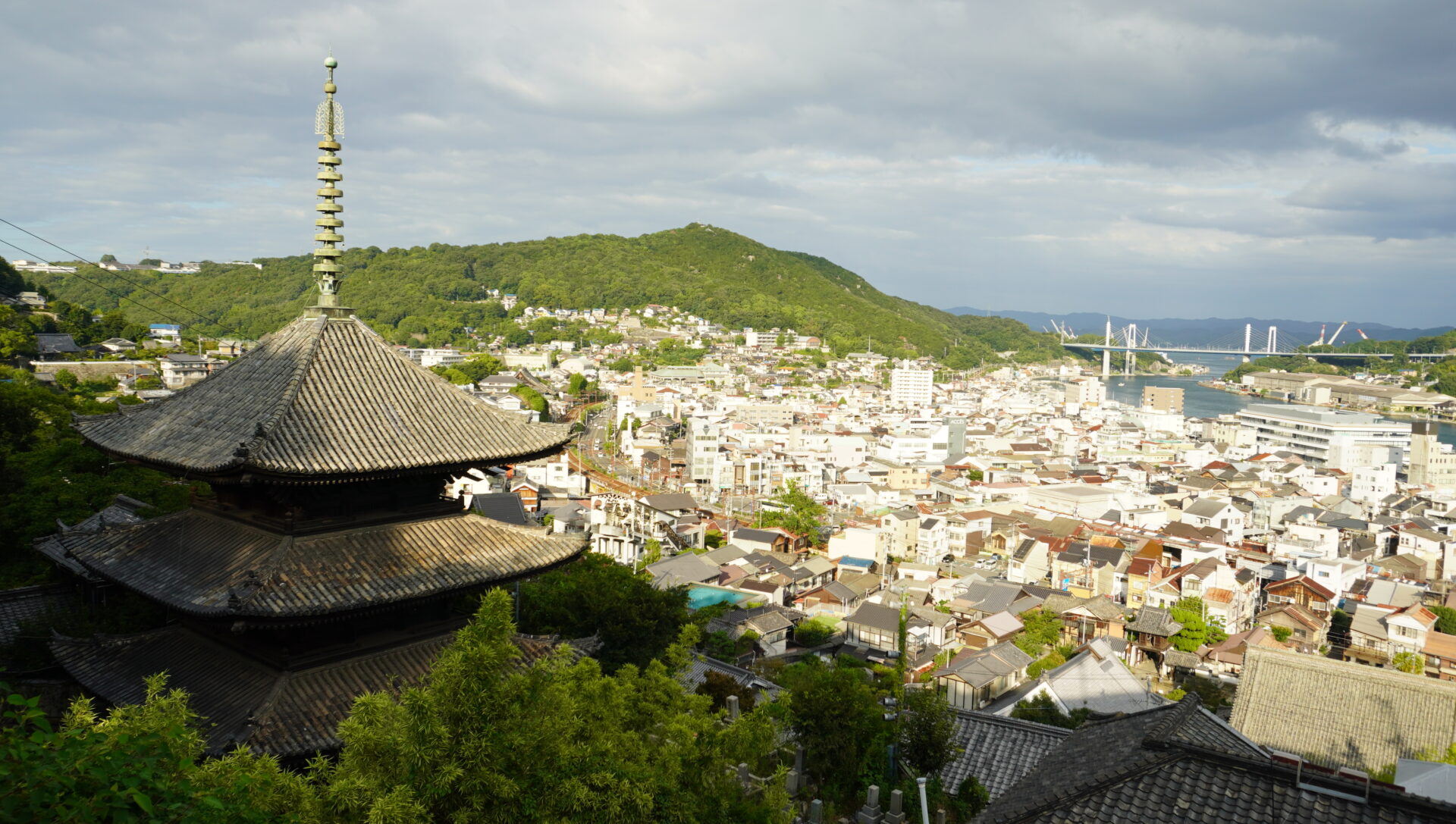 天寧寺三重塔と尾道大橋