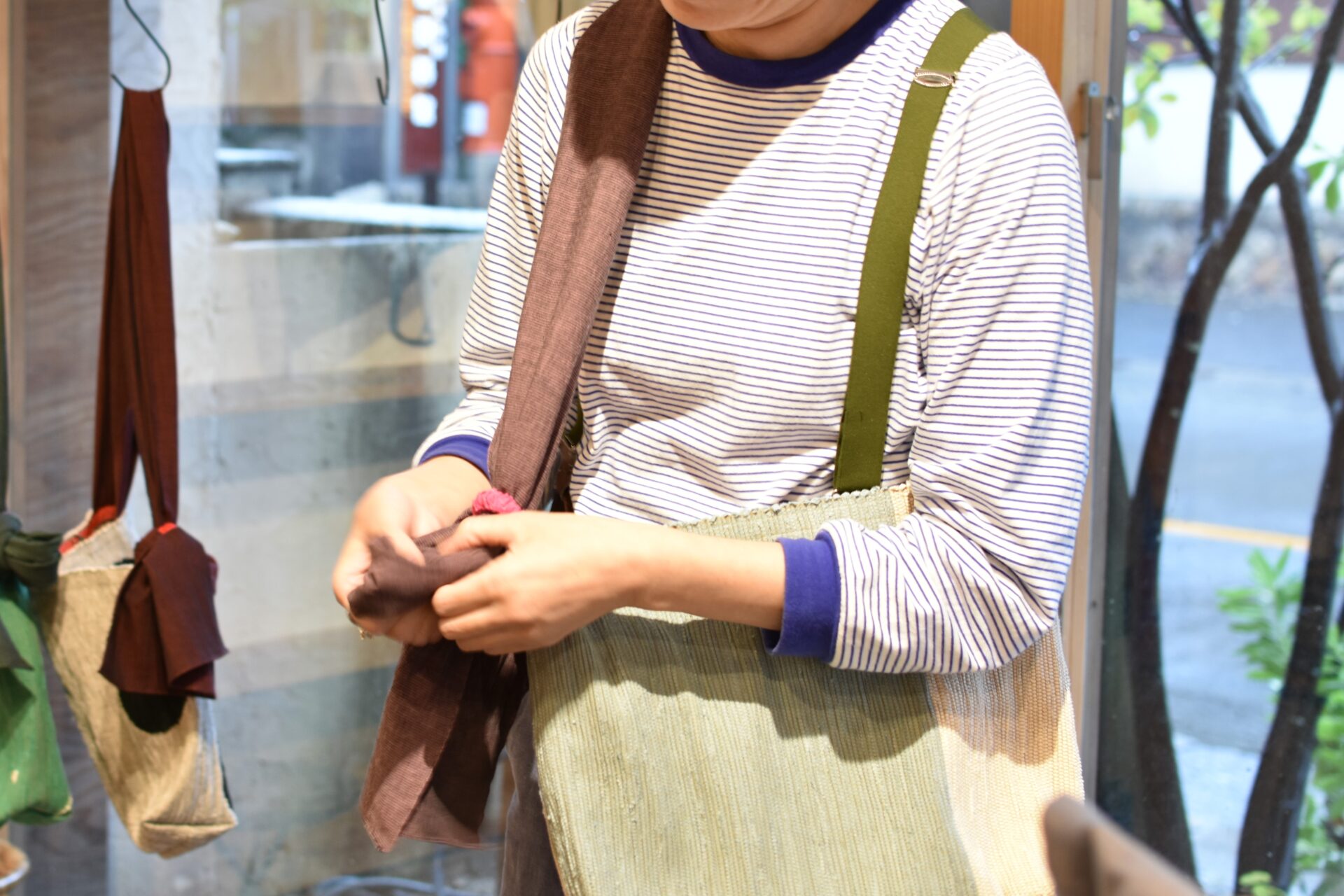 長さや結び方が調節できるのも人気の秘密