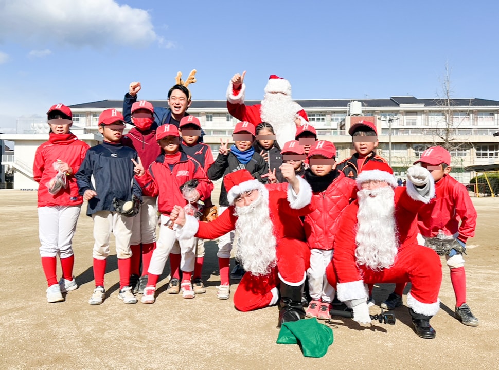 福山市立東小学校のソフトボールクラブを訪問（写真提供：福山サンタ 事務局）