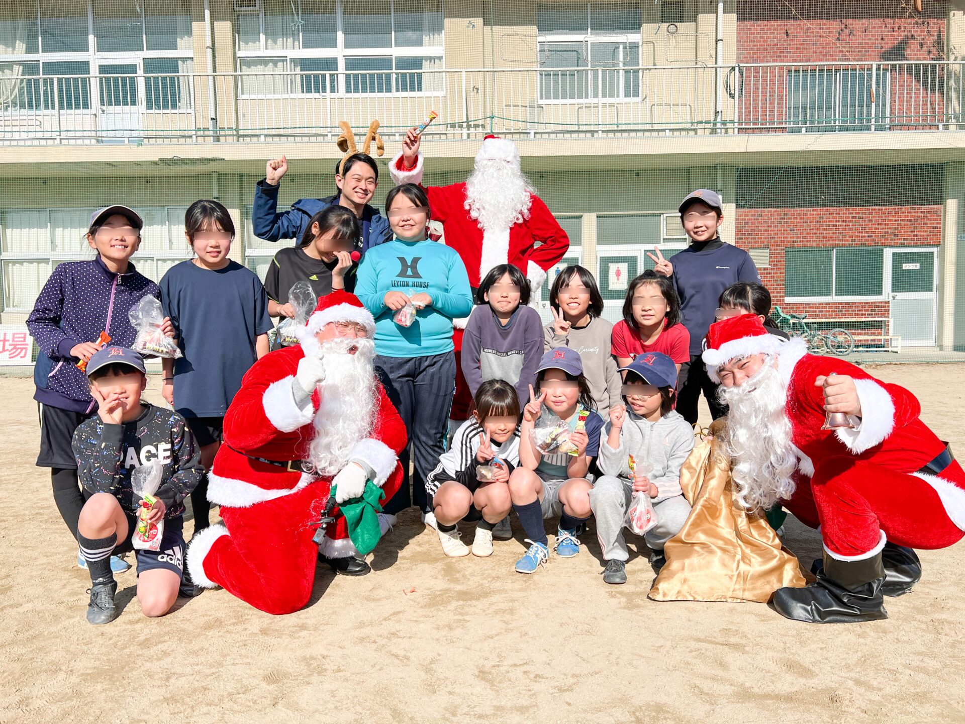 福山市立東小学校のフットベースボールクラブを訪問（写真提供：福山サンタ 事務局）