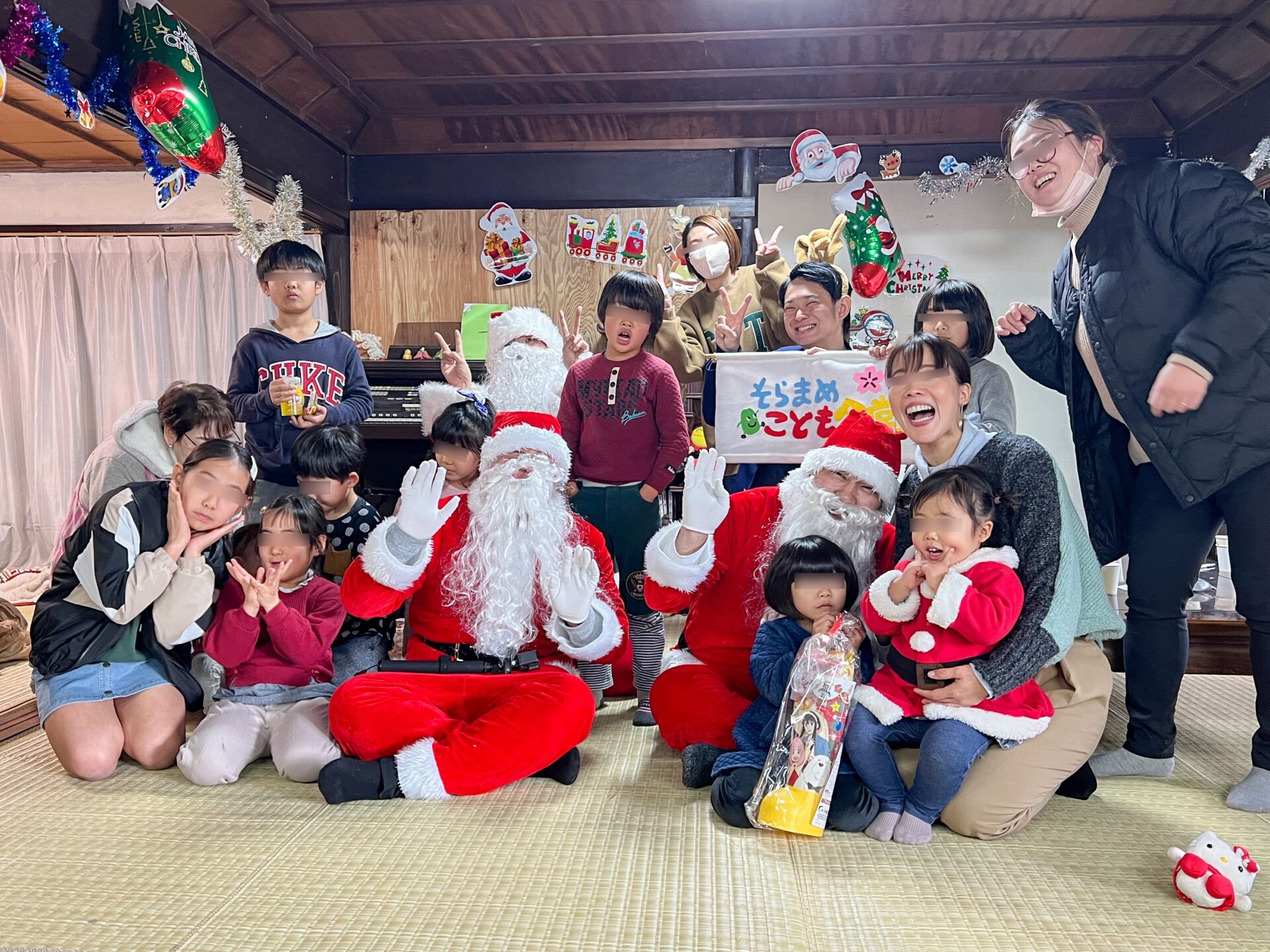 そらまめこども食堂主催のクリスマスパーティーにサンタクロースが参上（写真提供：福山サンタ 事務局）