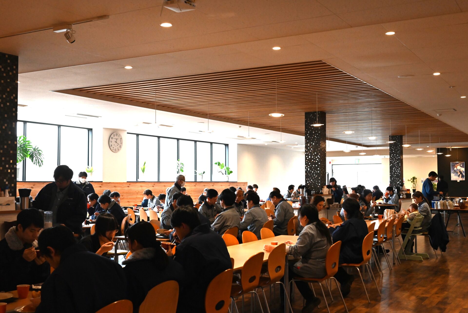 食事中の社員たち
