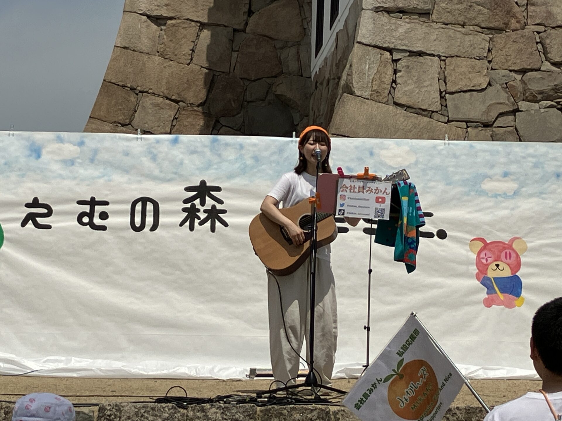 ステージで熱唱する会社員みかんさん