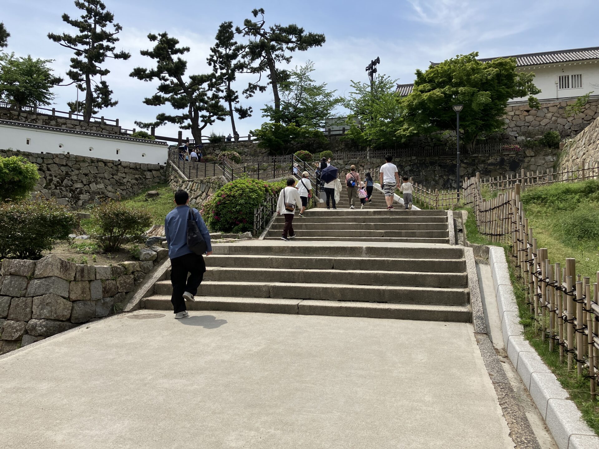 福山城広場につながる階段