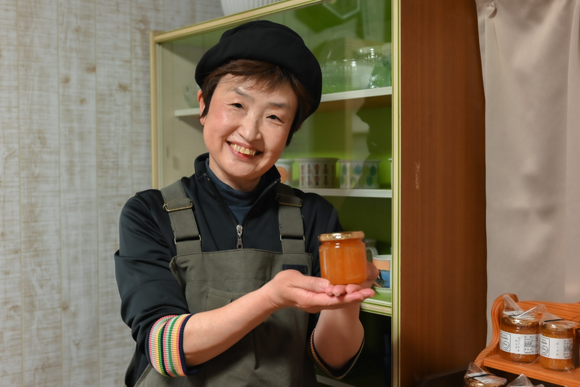 金賞のマーマレードを手にする内田さん