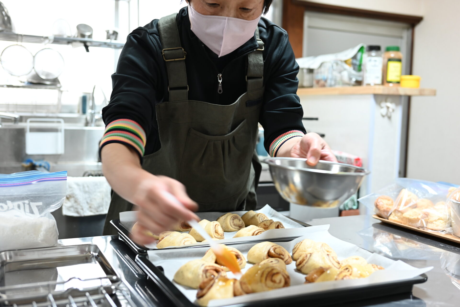 シナモンロールを作る内田さん