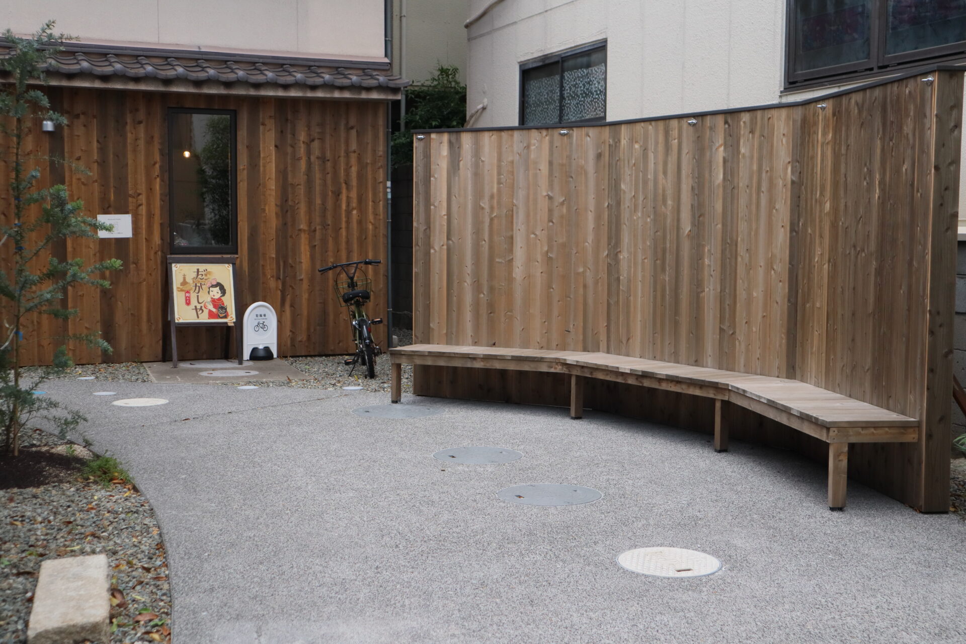 公園内のベンチ
