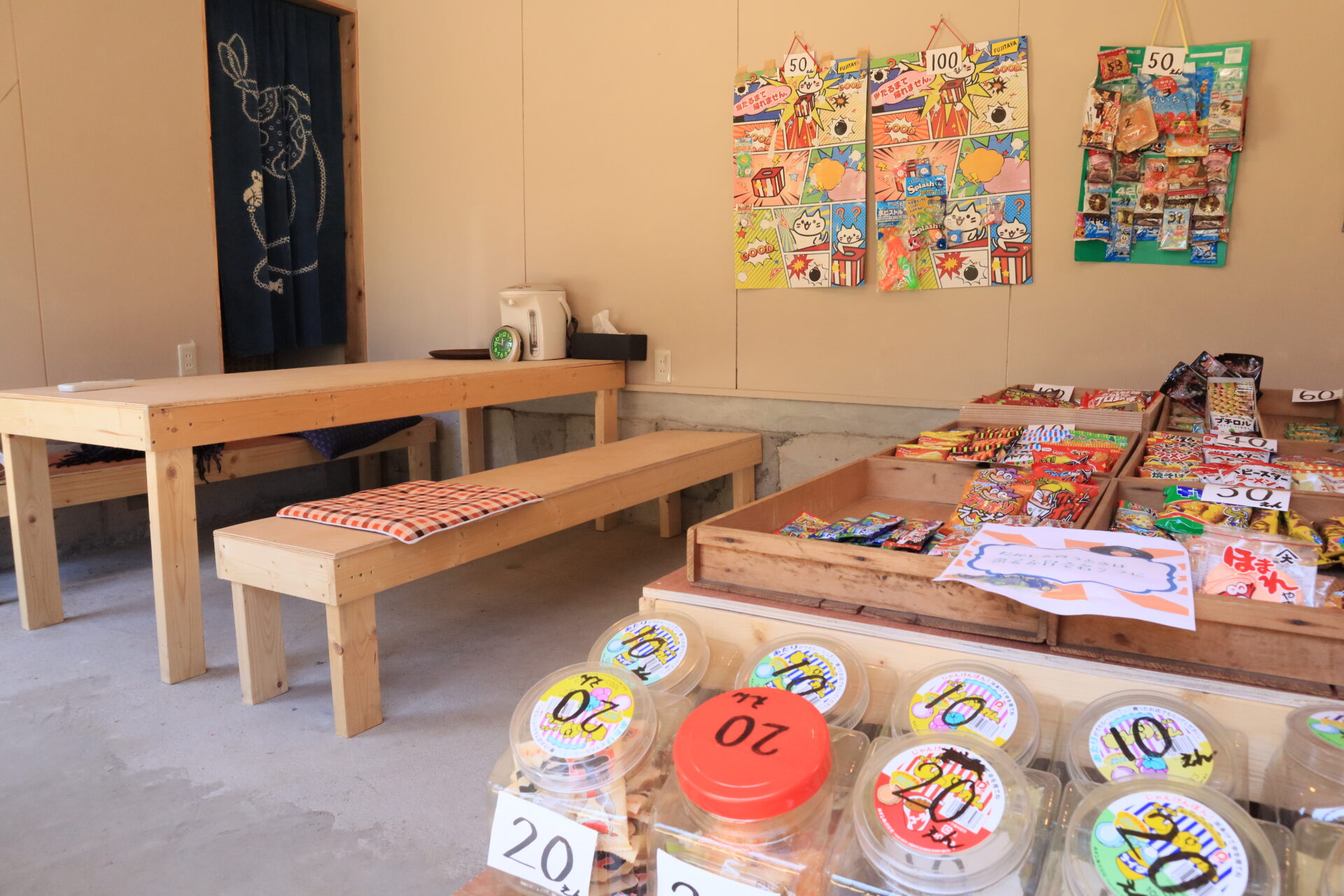 駄菓子屋店内