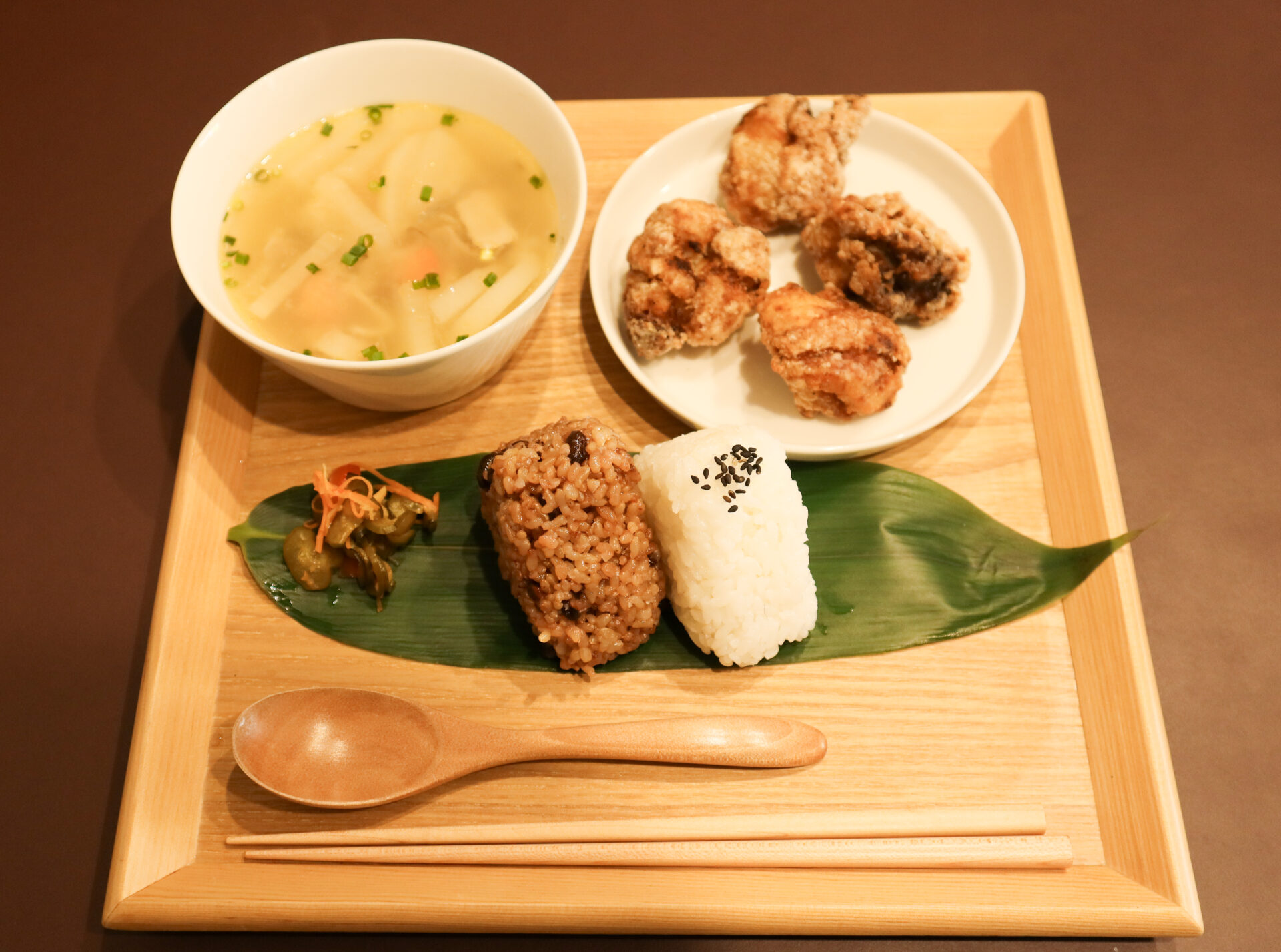 から揚げセット1,100円(スープ1種、から揚げ4個、おにぎり2種、漬け物)