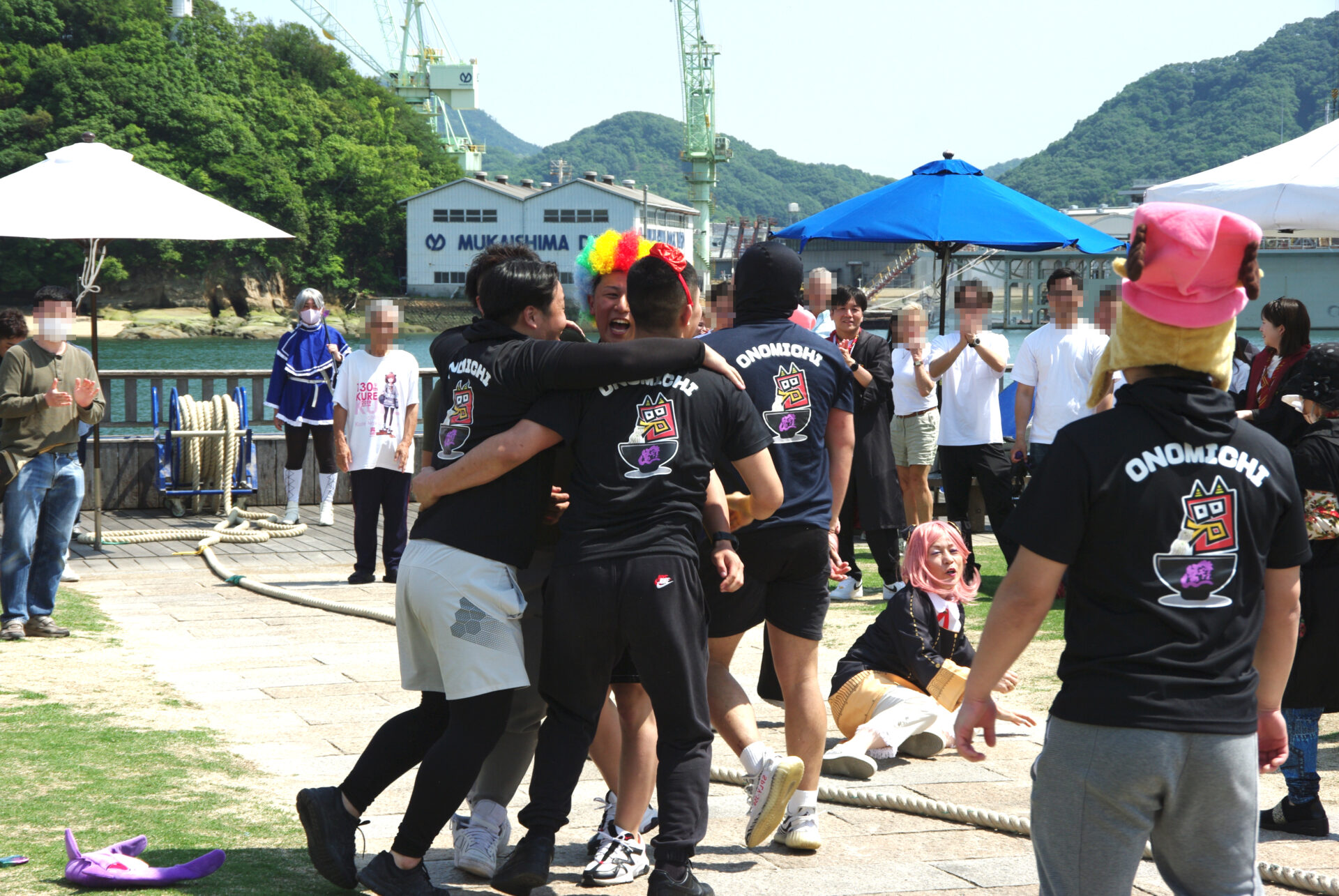 優勝を喜び合う「尾道らーめんベッチャー」チーム