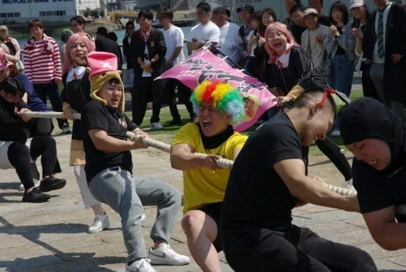 仮装・コスプレ綱引き大会（2024年6月1日開催）～ 姿は珍妙だが勝負は真剣。初夏の尾道で熱戦が繰り広げられる！