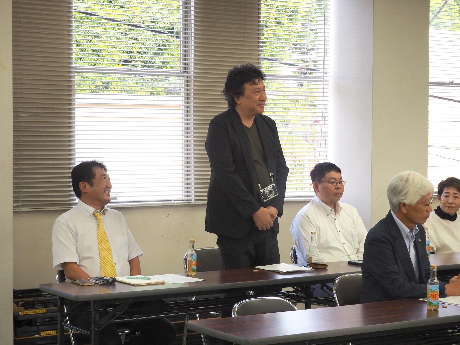 笠岡市地域おこし協力隊の山本周史さん（中央）　笠岡市地域おこし協力隊の金藤光路さん（左端）