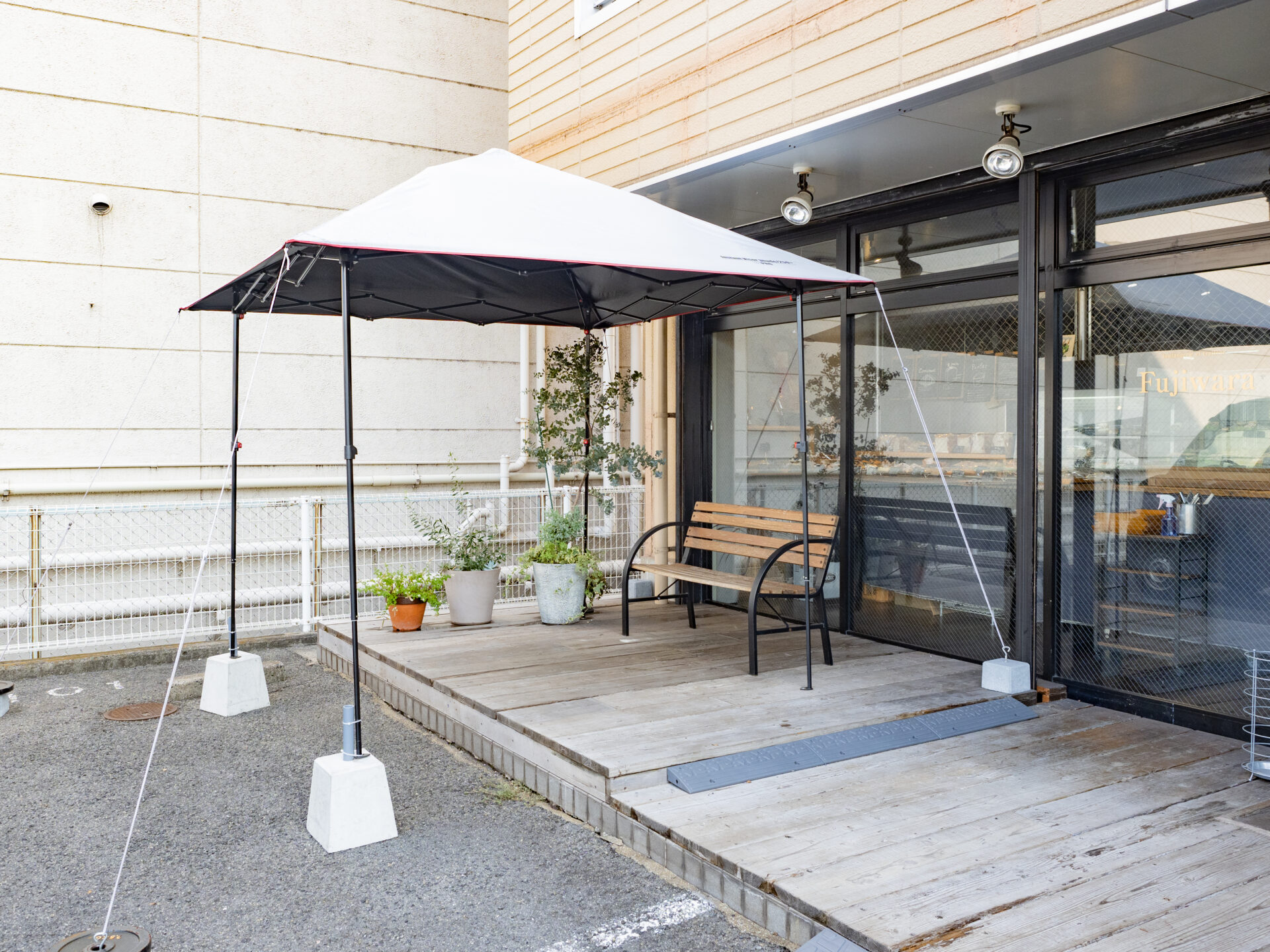 店頭にはベンチ・テントがある