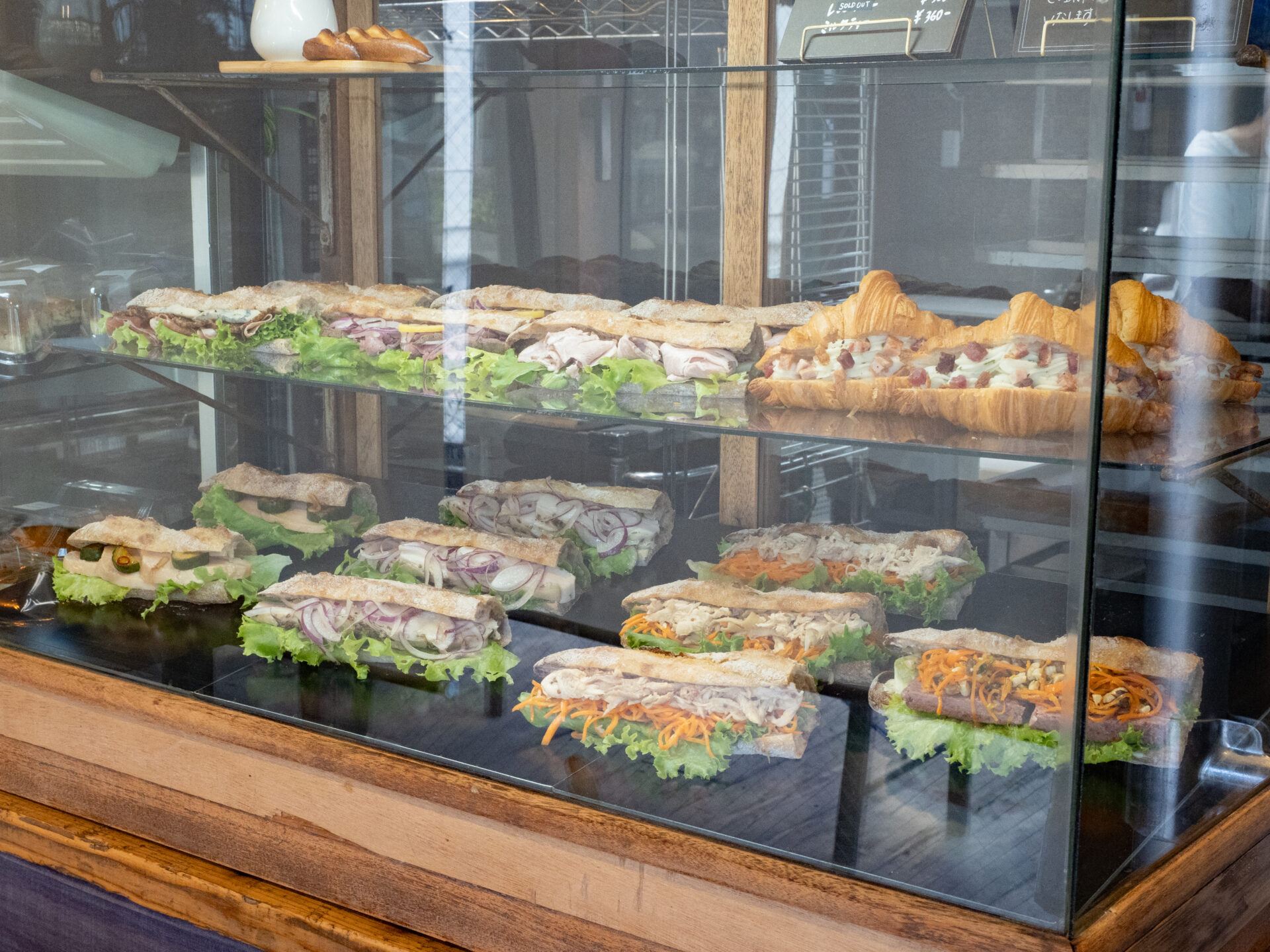 ブランジェリー・エ・トゥレトゥール・フジワラ：店内 総菜パン