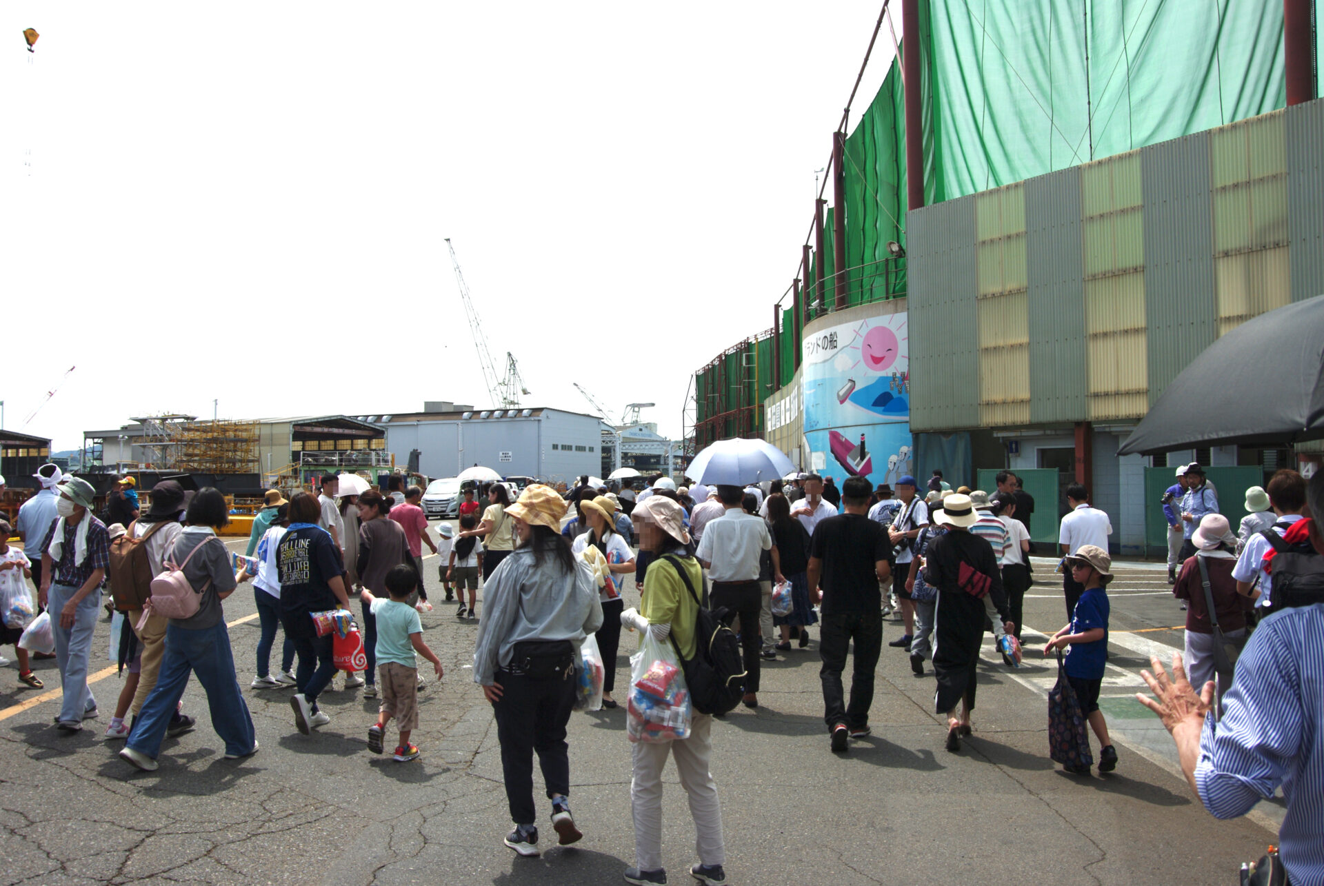 餅まきに満足して帰路につく参加者
