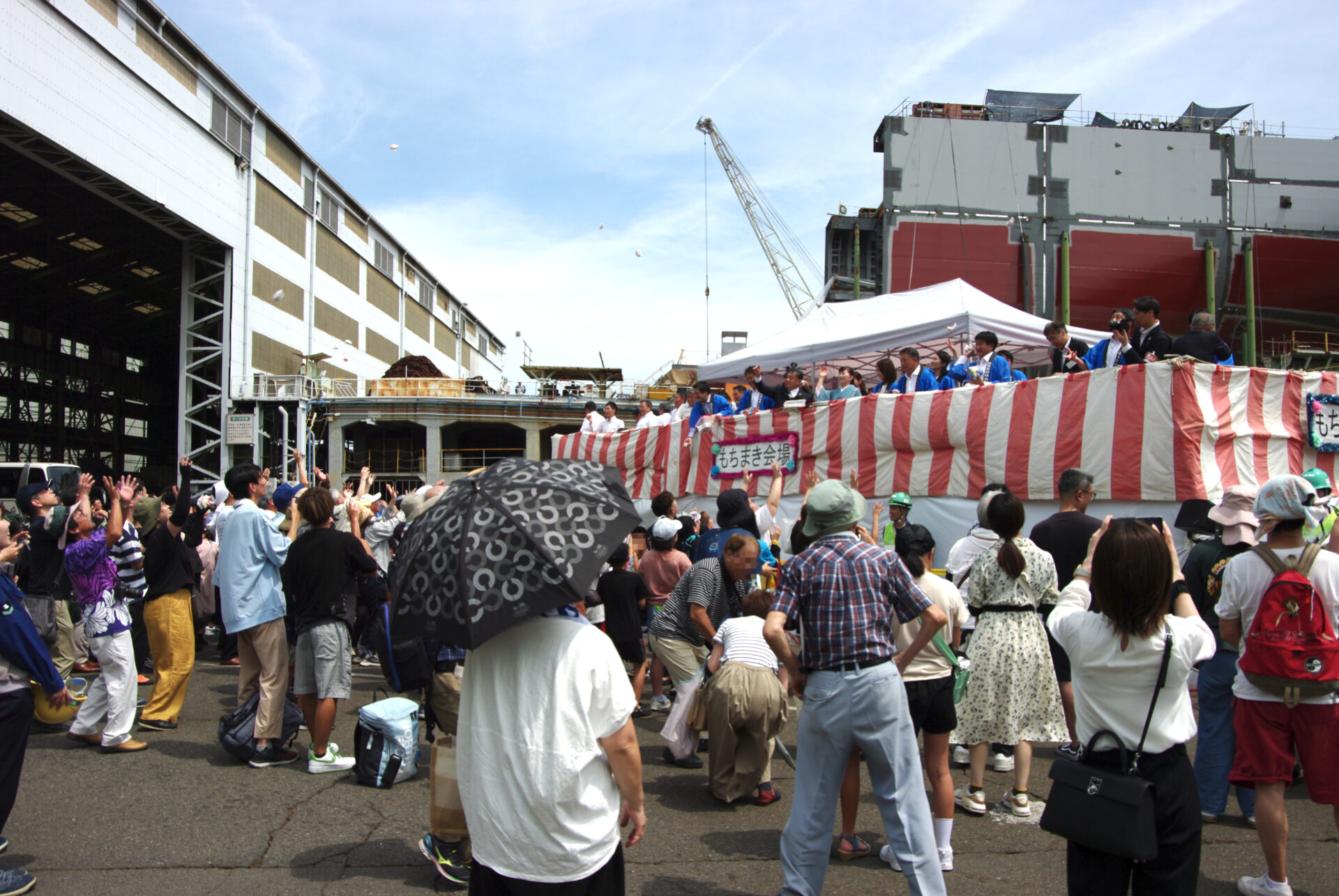 餅まきのようす