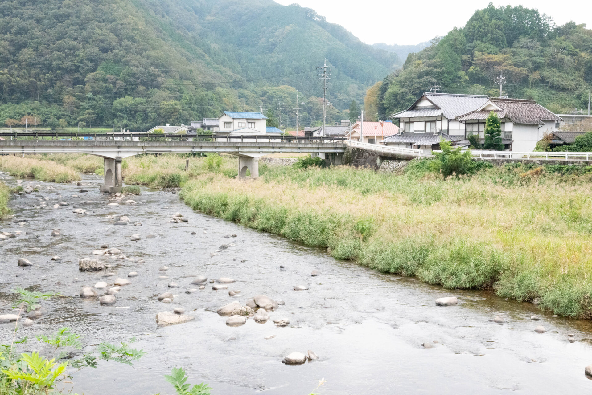店の前には小田川が流れる