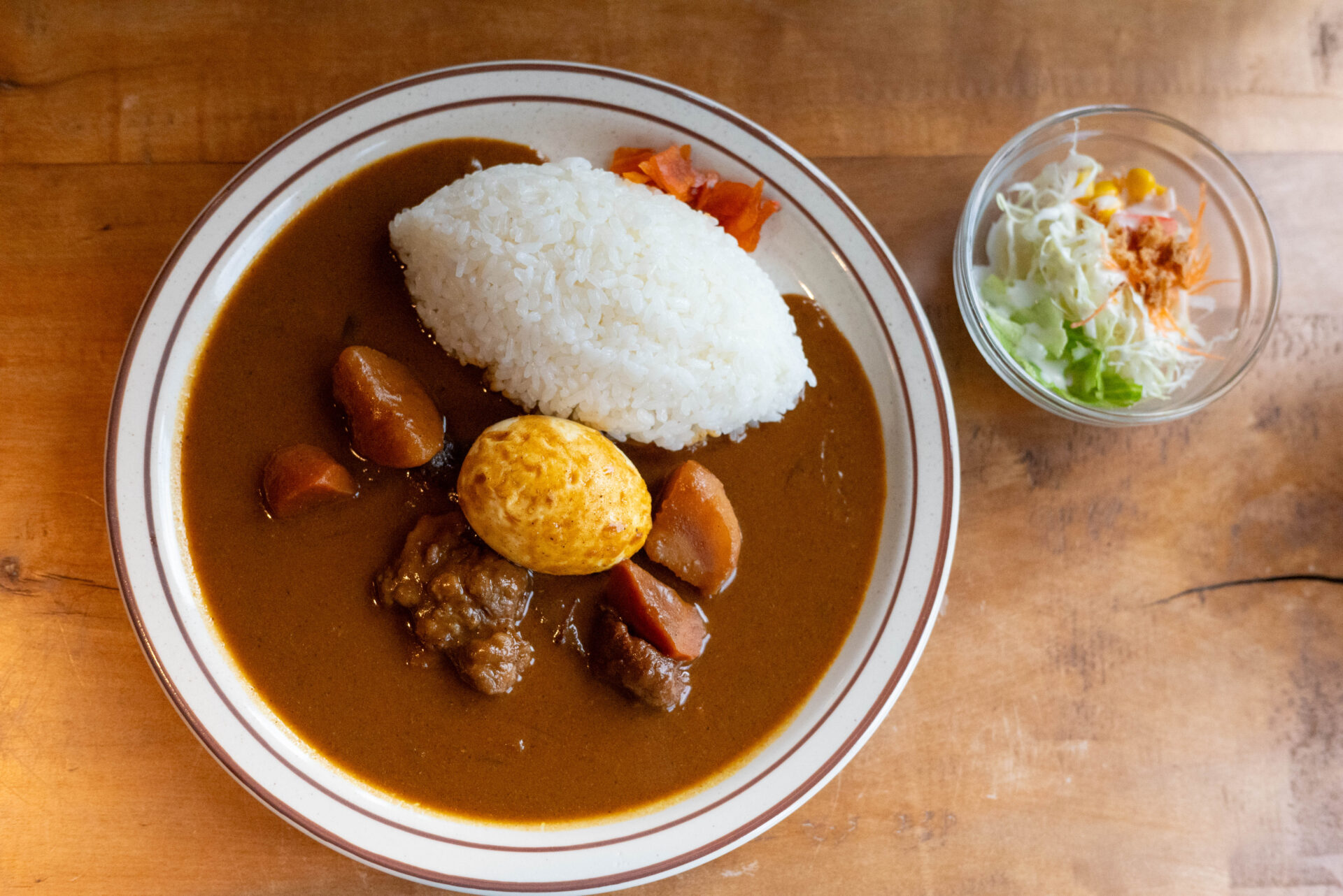Cセットカレー（カレー・サラダ・素揚げ卵）1,100円