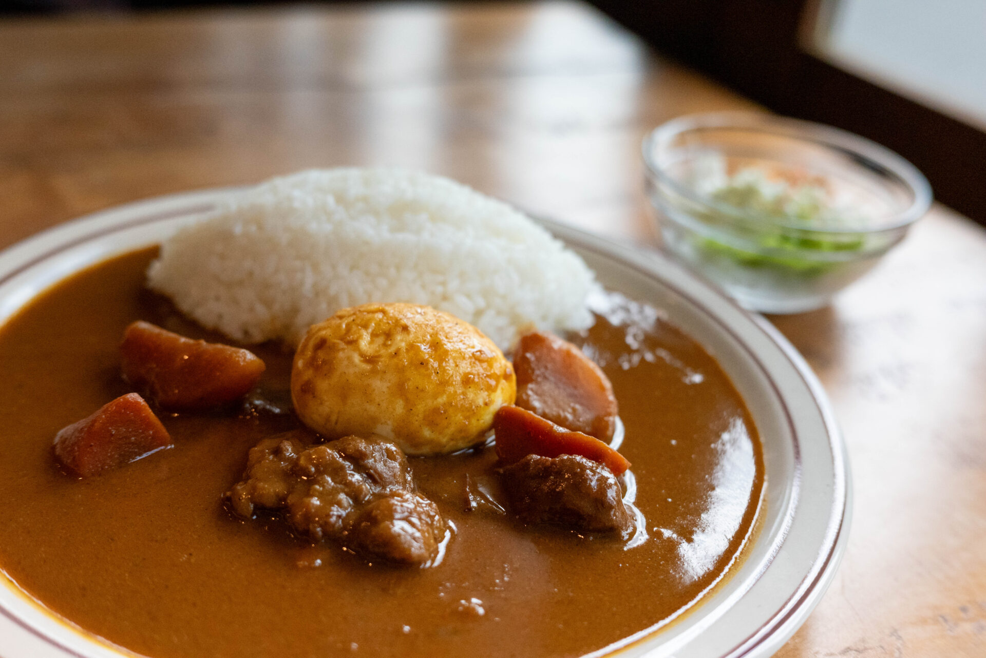 Cセットカレー（カレー・サラダ・素揚げ卵）1,100円