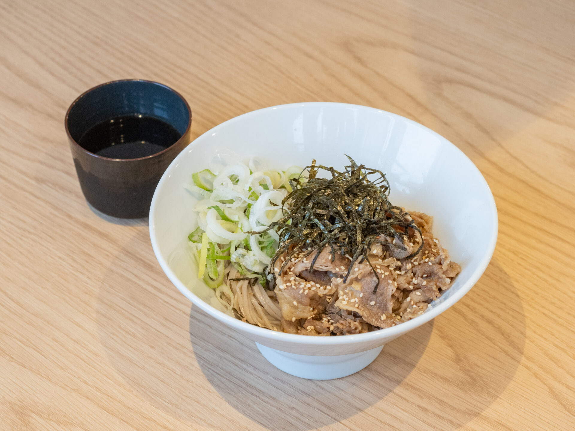 弥七:肉つけそば(1玉) 冷