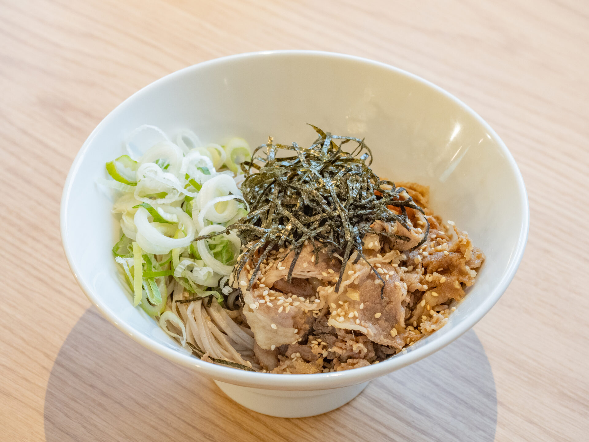 弥七:肉つけそば(1玉) 冷