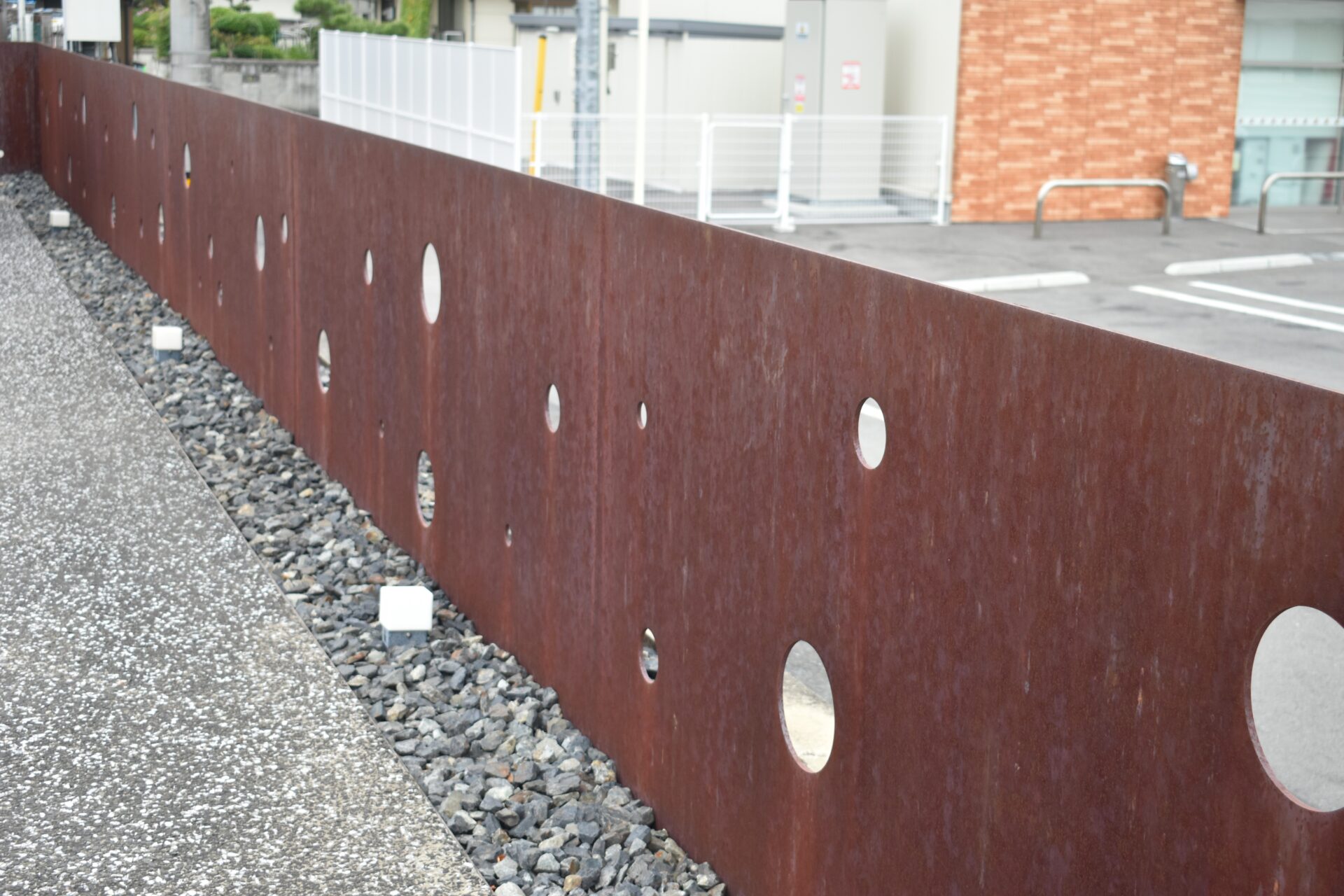 塀には150個の穴が開いている