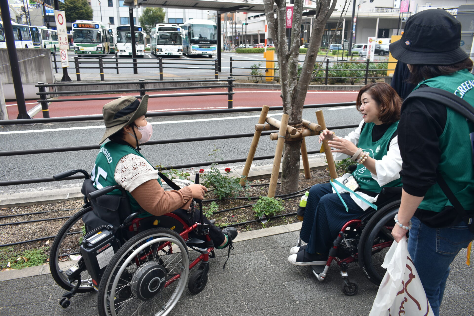 「最近どうしてる？」ゴミ拾いの合間に近況をたずねる