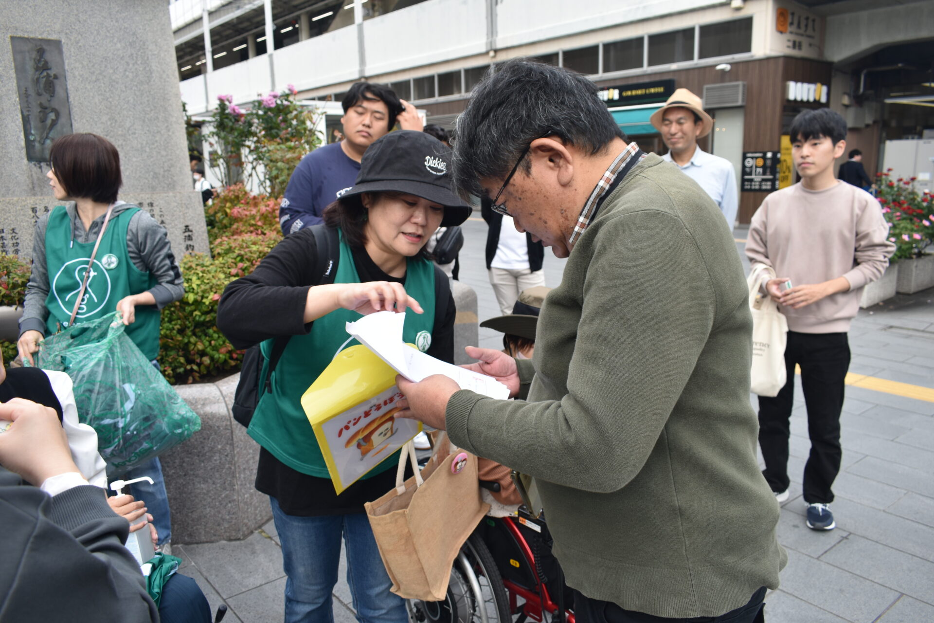 学校や会社に提出する「ボランティア証明書」を受け取る人も