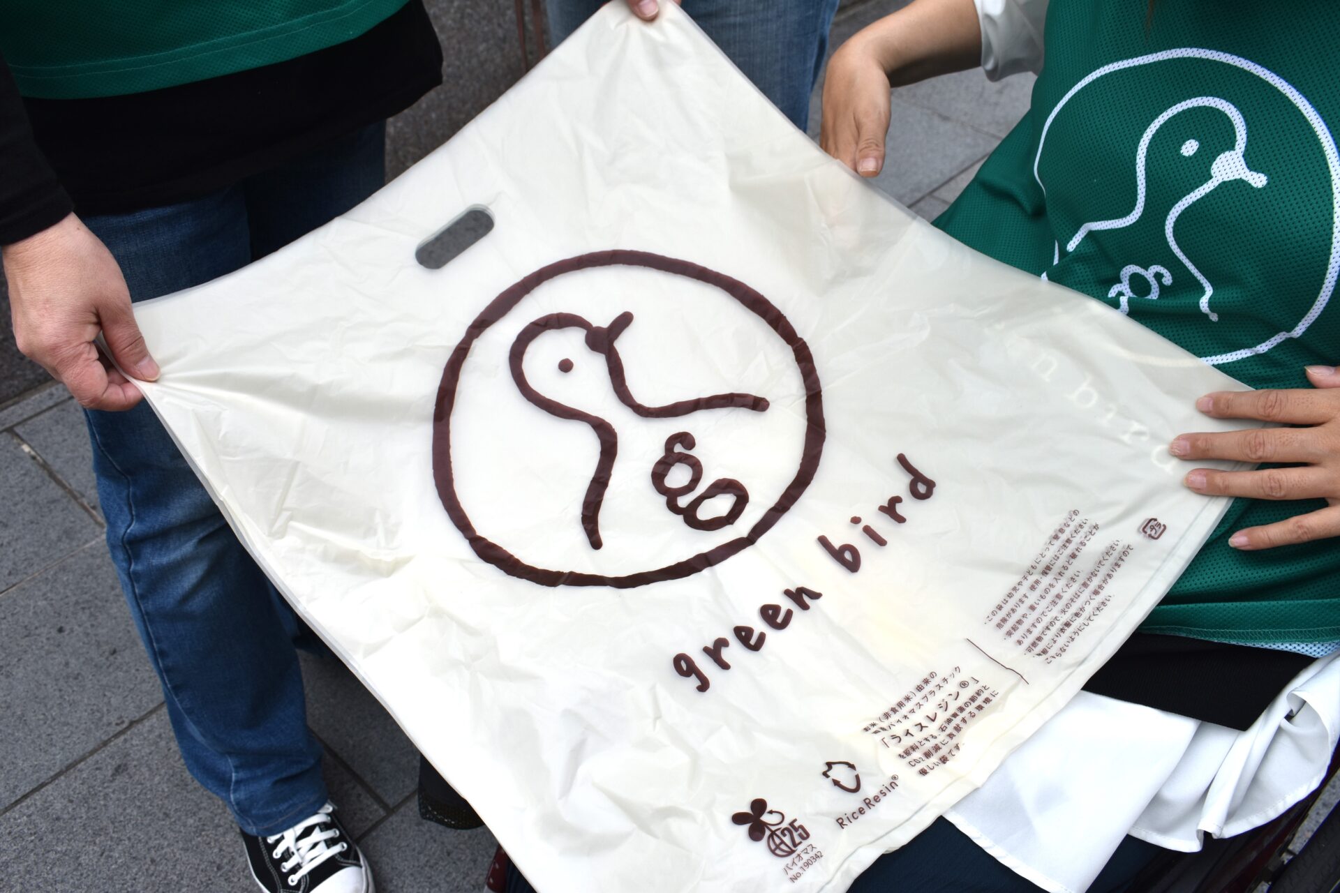 このゴミ袋の素材は「ライスレジン」という、食用にも飼料用にもできない米からできたプラスチック