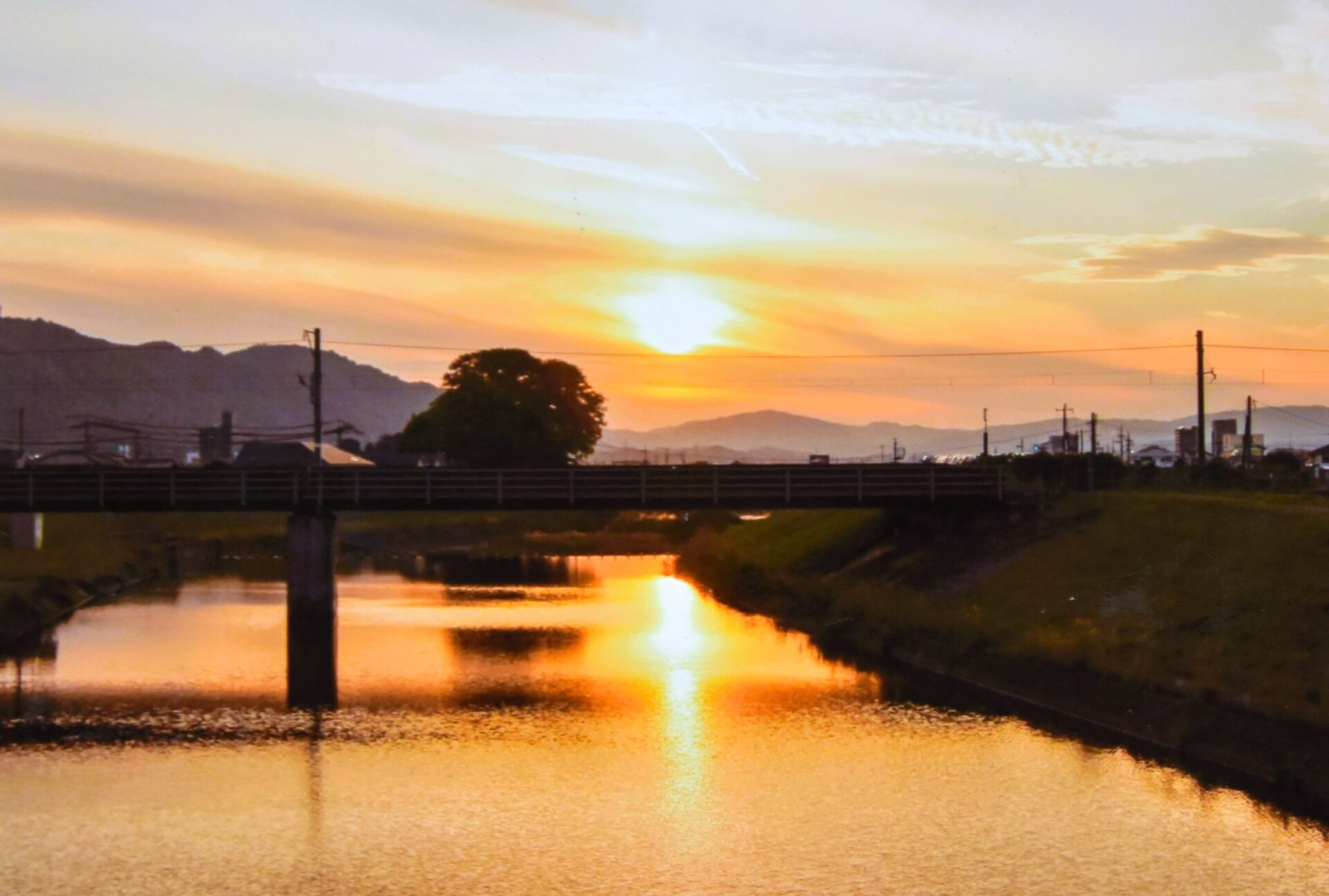 写真提供：神辺遺産認定委員会（高屋川の夕日）