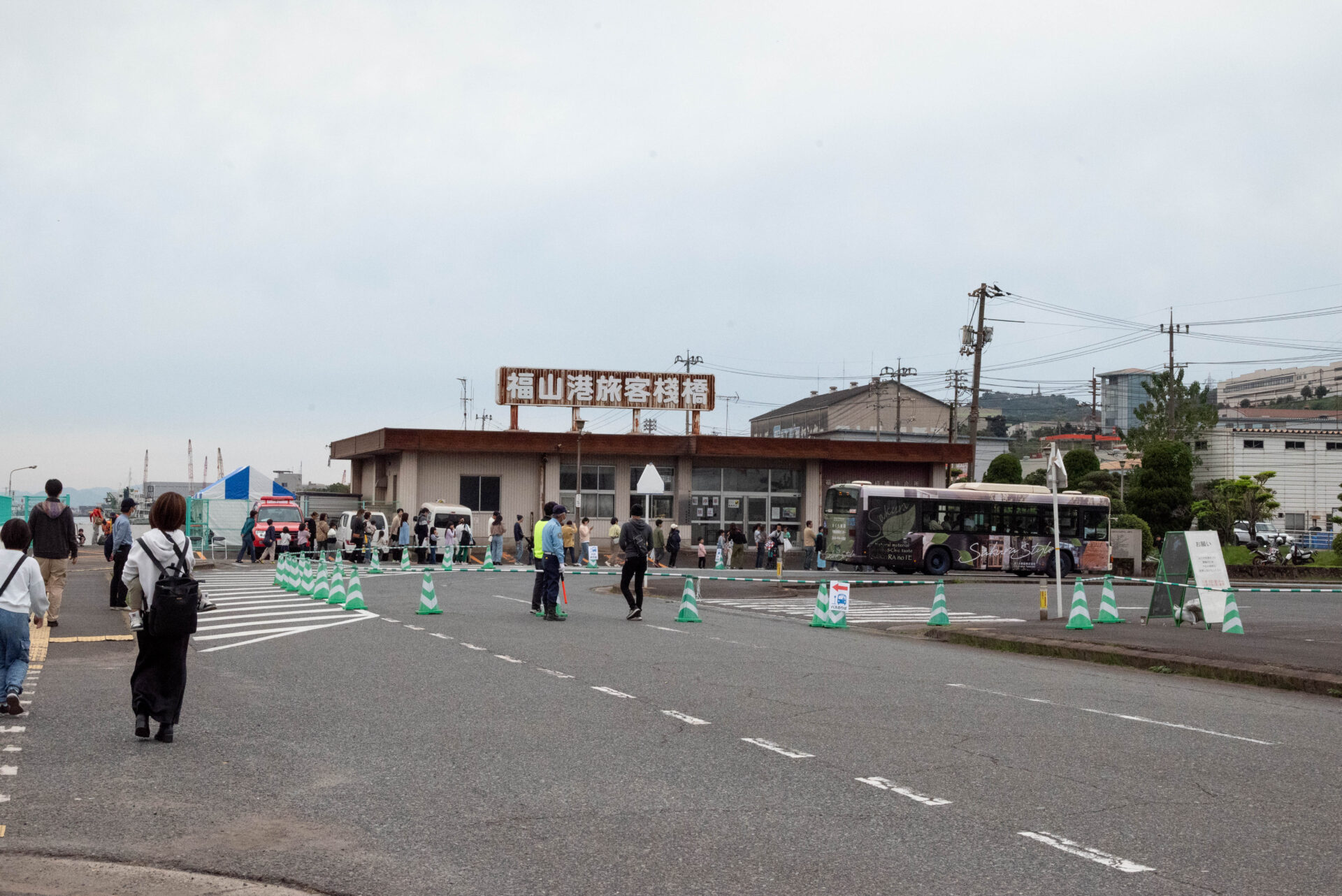 駐車場は福山市箕沖球場グランド（福山市箕沖町127番地9）　駐車場から会場までは無料バスを運行