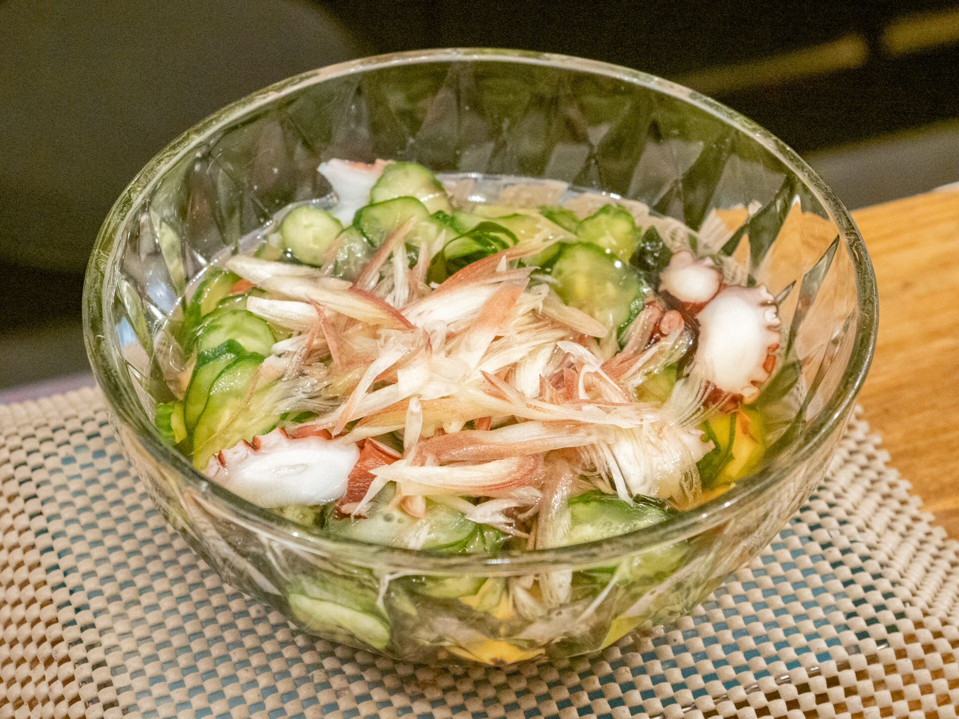 取材時のおばんざい「キュウリとワカメとタコの酢の物」