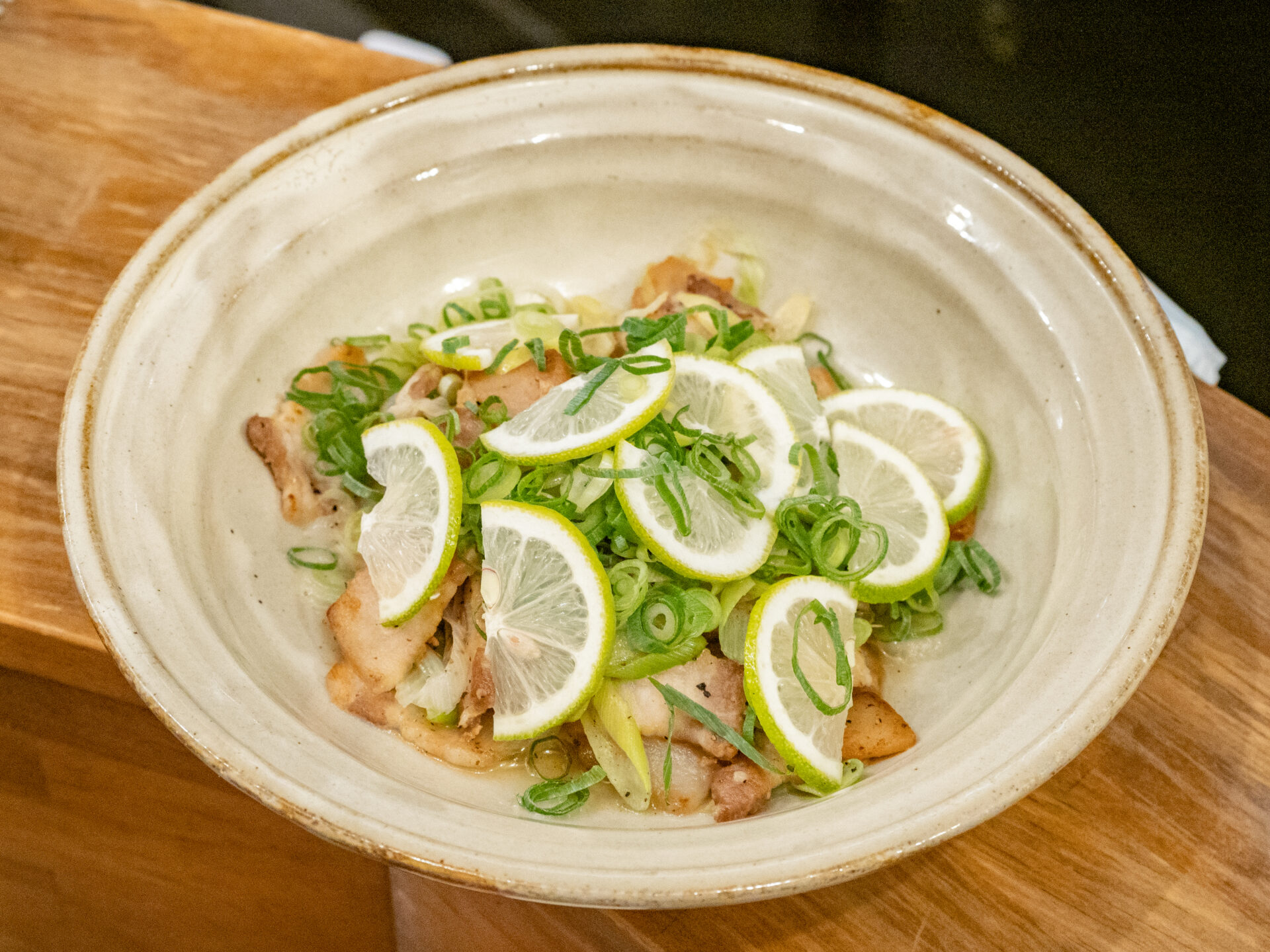 取材時のおばんざい「豚肉の塩レモン炒め」