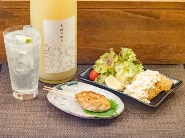 小料理 春雨 〜 日替わりの多彩なおばんざいで酒を楽しむ。居心地の良い空間と和やかな雰囲気も魅力