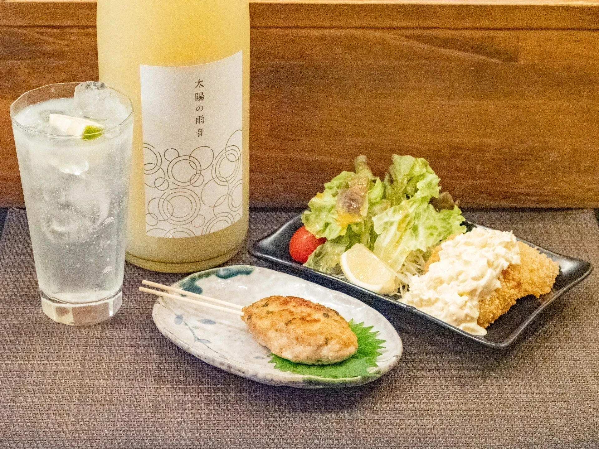 小料理 春雨 〜 日替わりの多彩なおばんざいで酒を楽しむ。居心地の良い空間と和やかな雰囲気も魅力