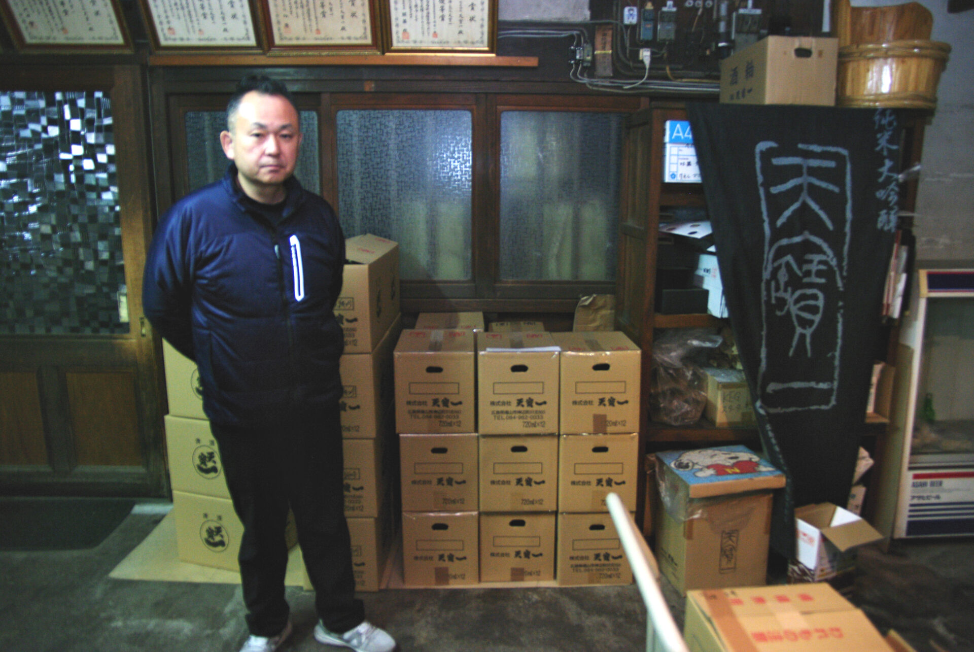 海外へ出荷される商品と村上さん