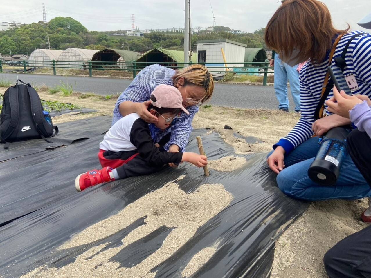 子どもたちにやってもらう（画像提供：SOLFARM）