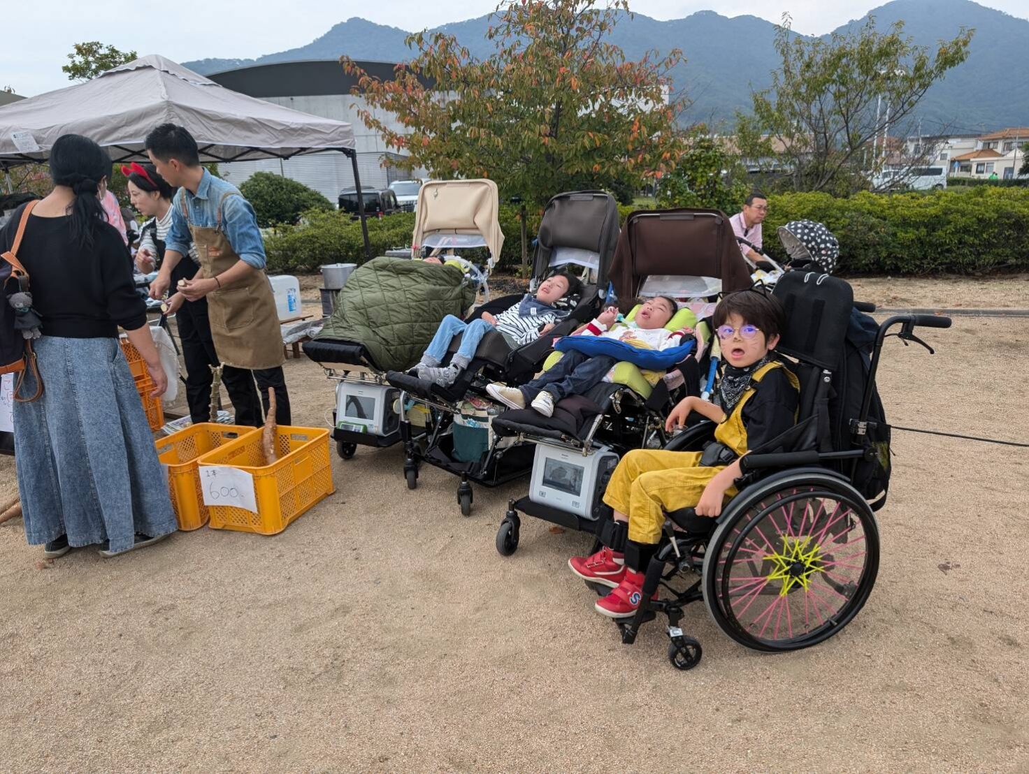 備後マルシェにて子どもたちと販売（画像提供：SOLFARM）