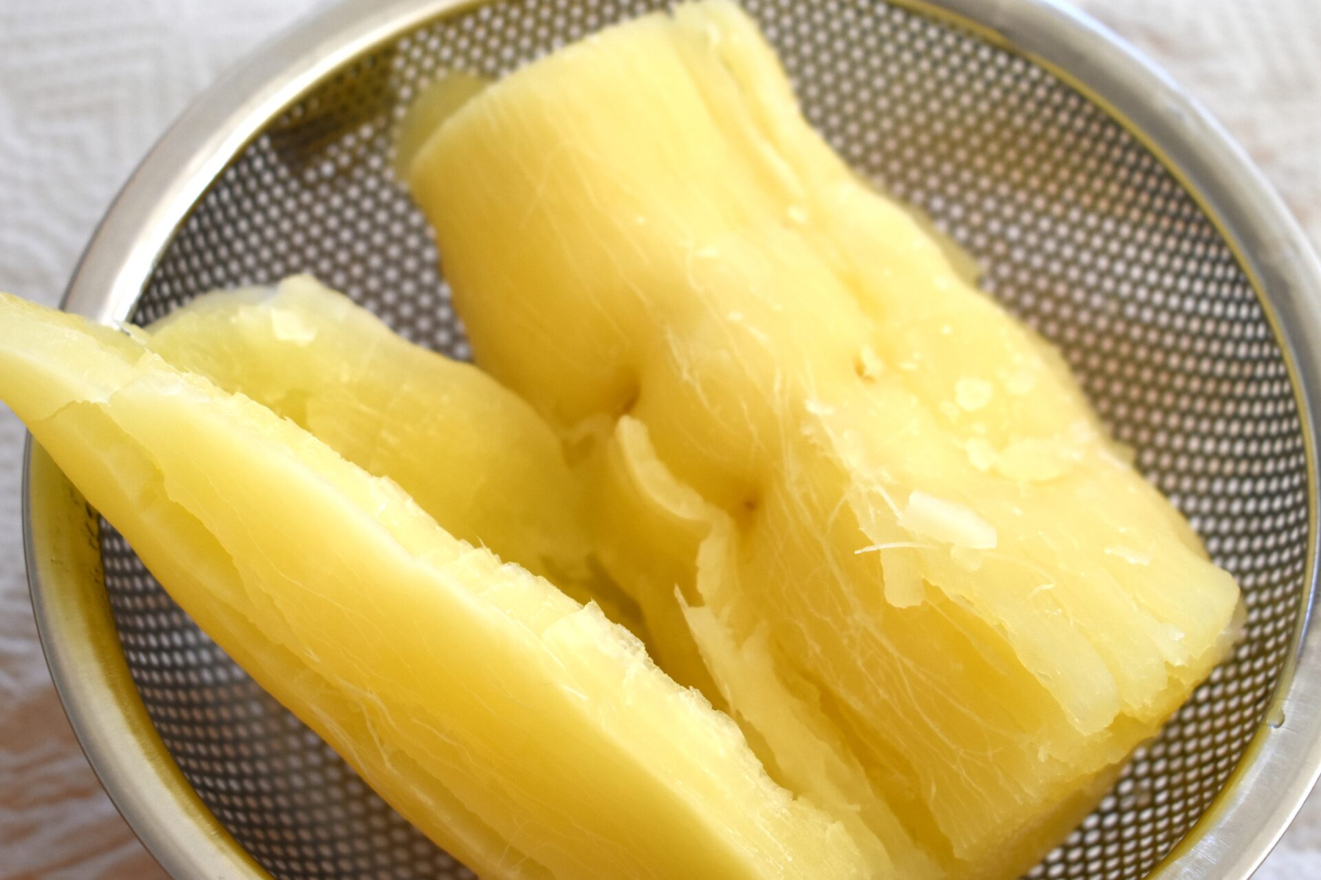皮をむき、30分ほどゆでてから食べる