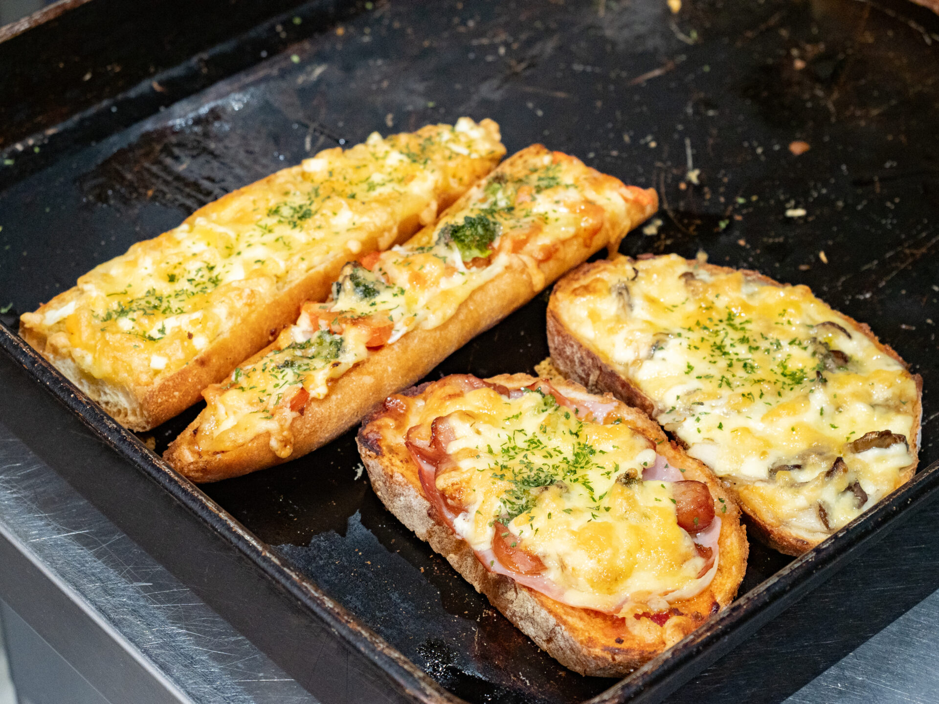 タルティーヌ各種（左からタマゴ、トマト、トマトとウィンナー、キノコ）