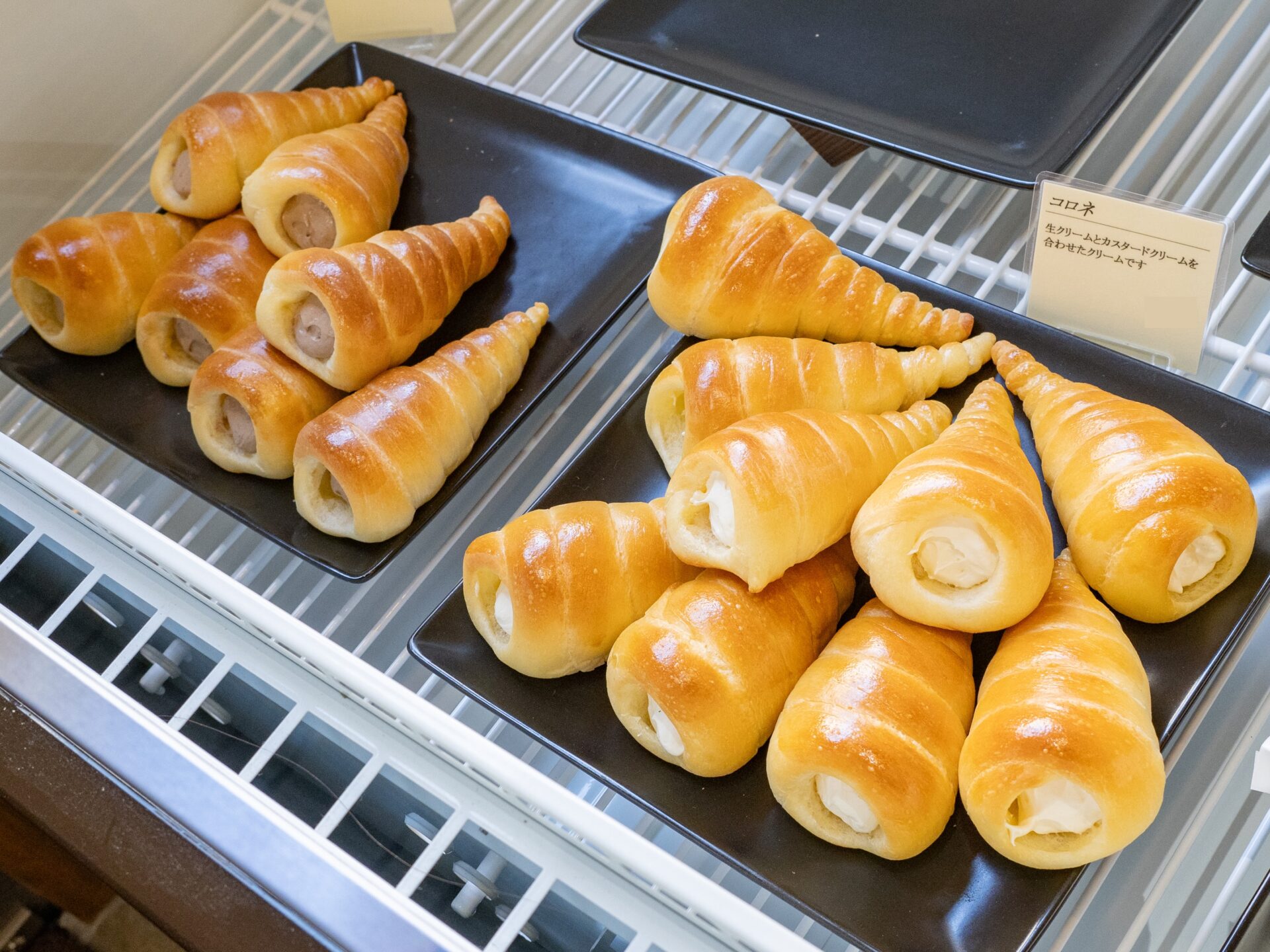 冷蔵で販売されているチョココロネ（左）とクリームコロネ（右）
