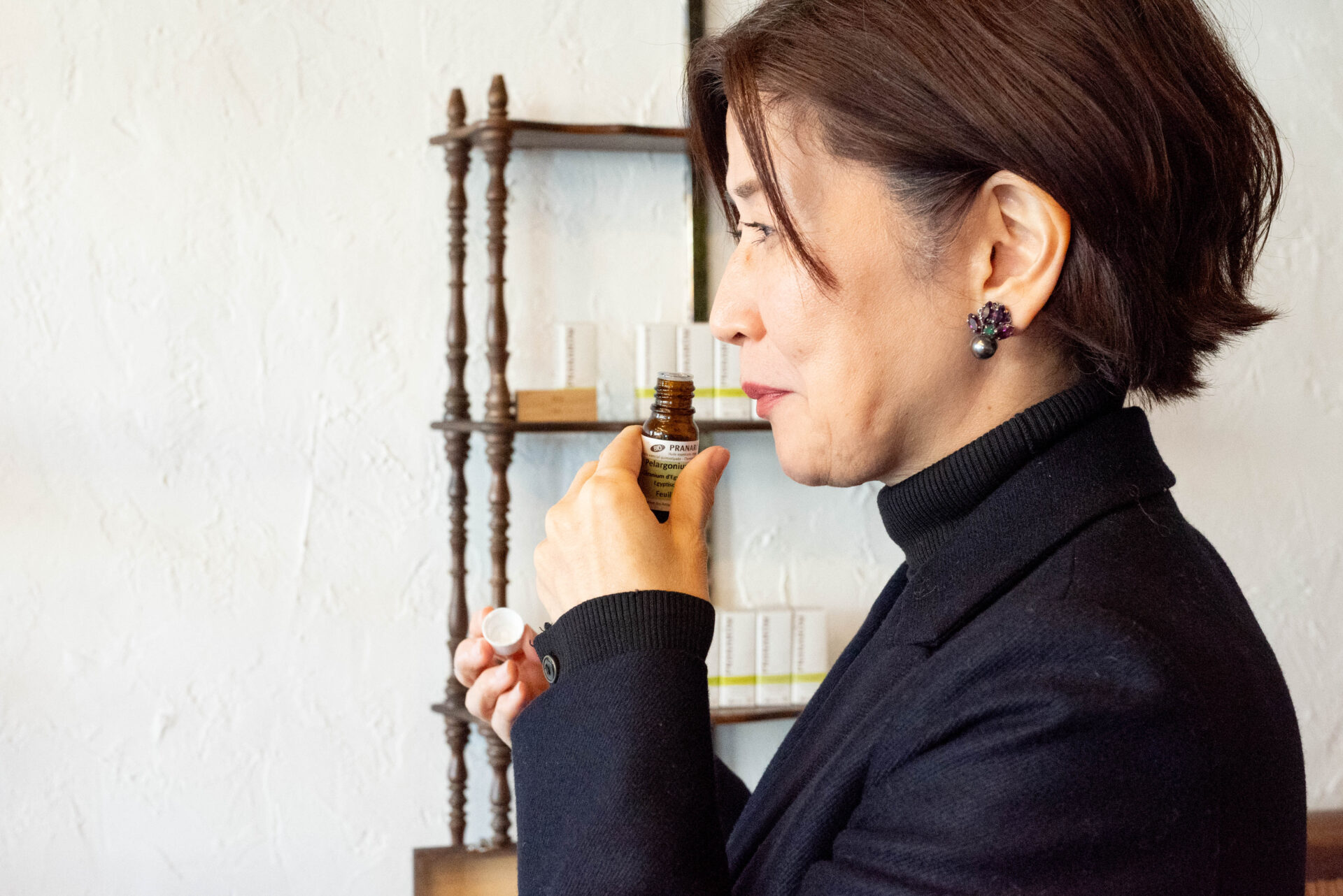 アロマの香りを嗅ぐ田中さん