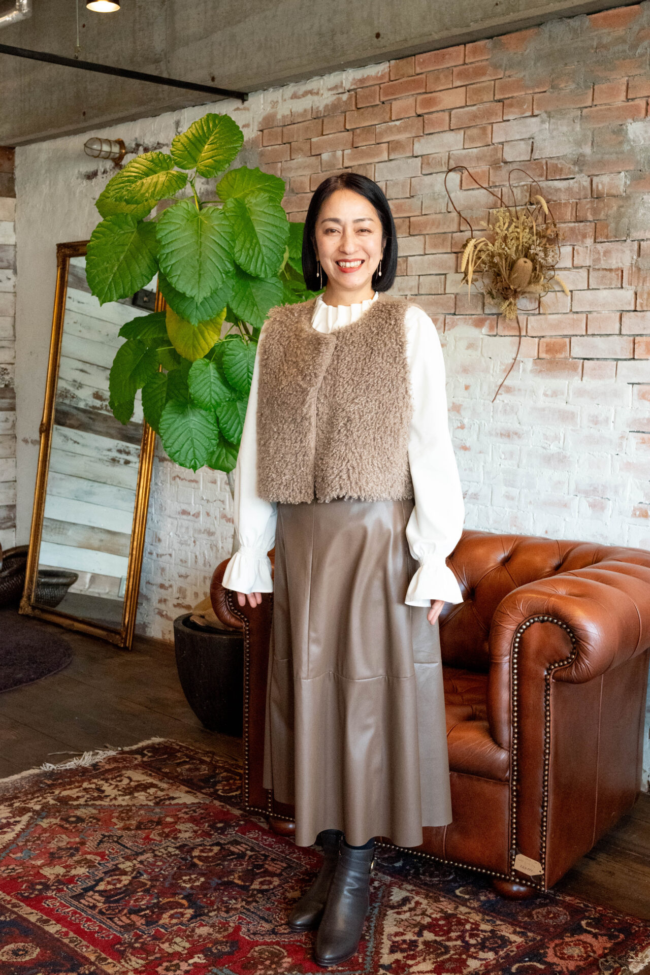 同行ショッピングで選んだ洋服を着る茂野さん