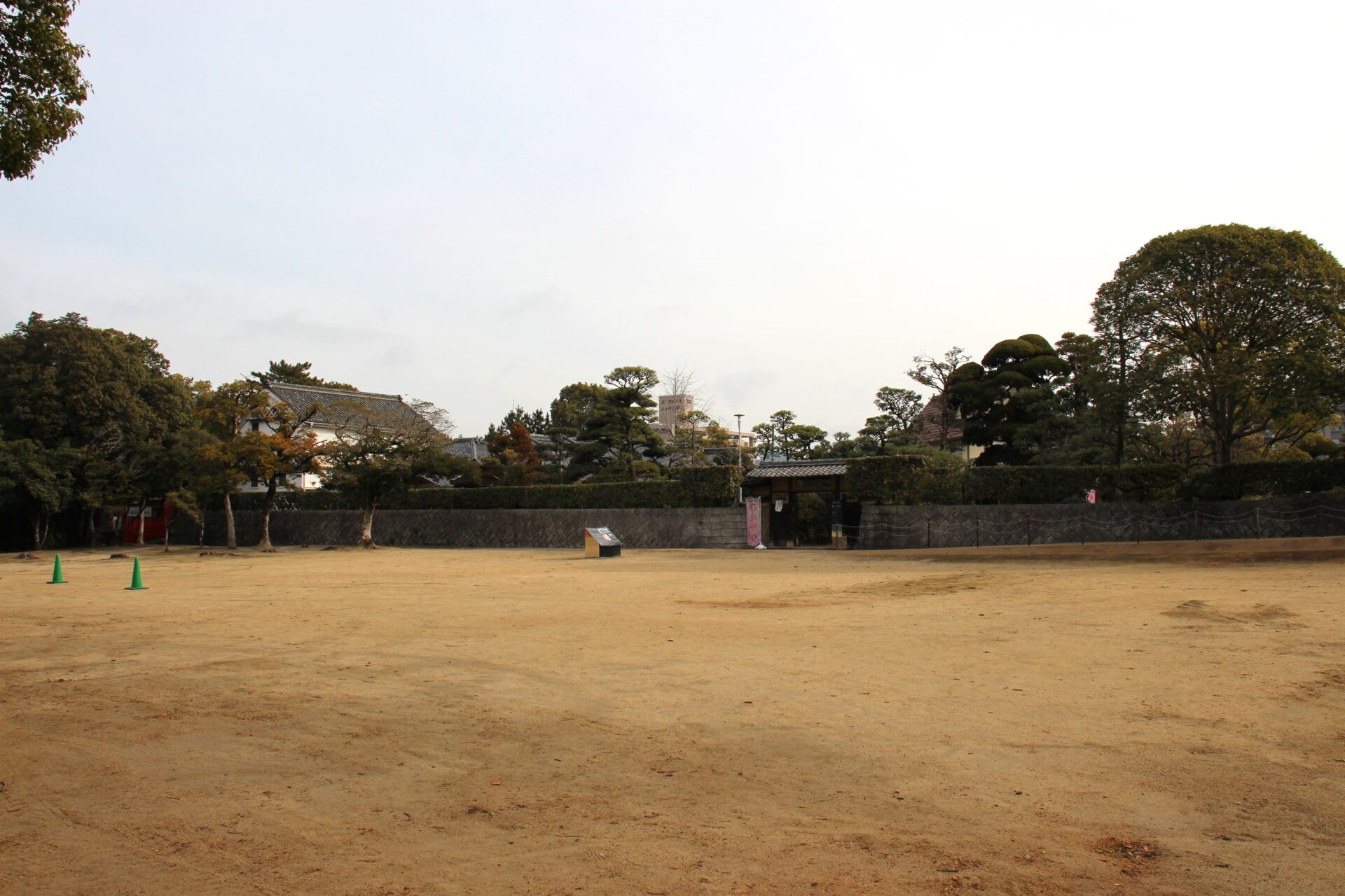 福寿会館前の広場