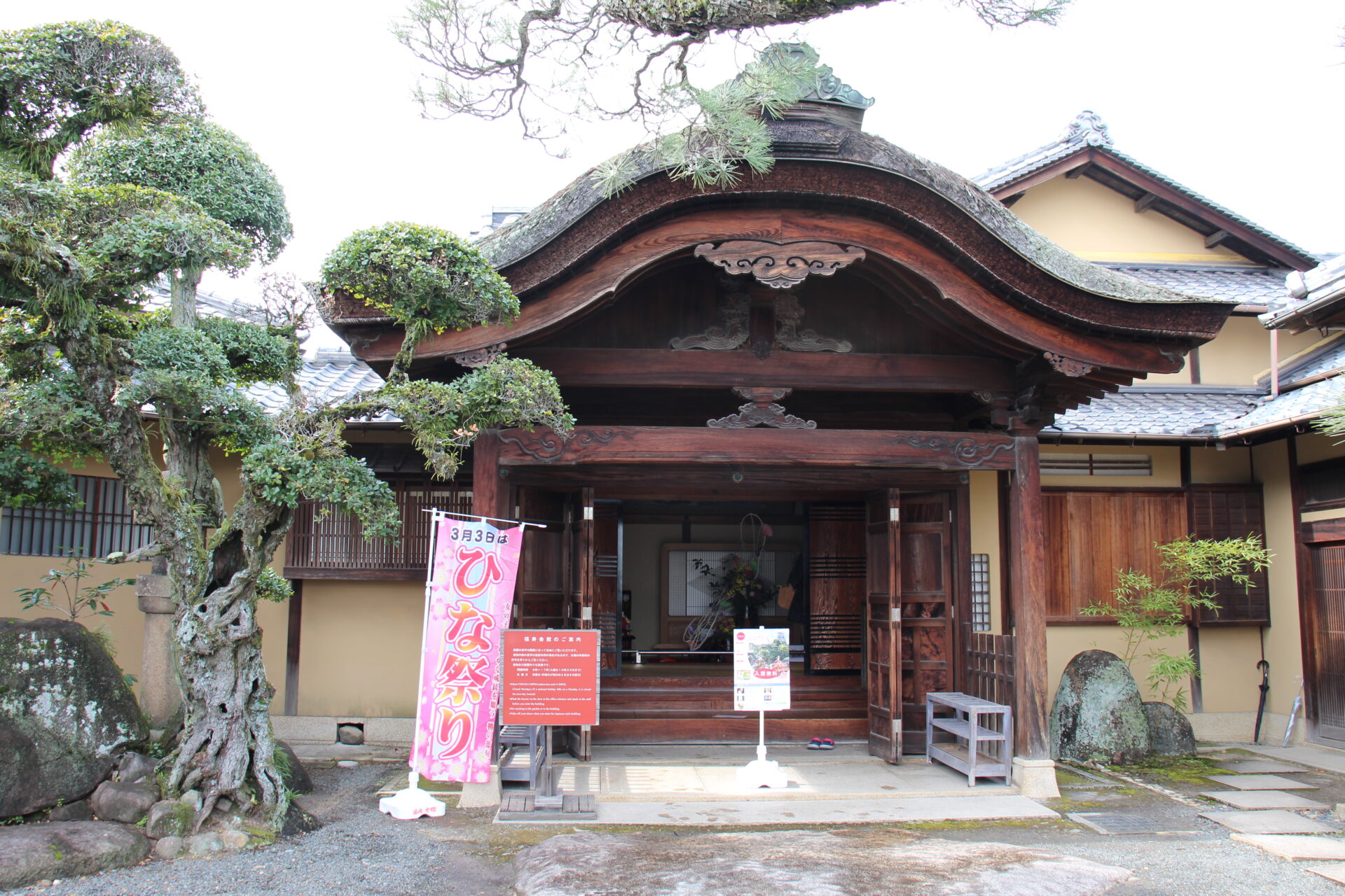 純和風の本館の玄関